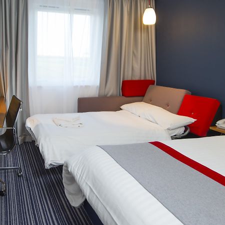 Holiday Inn Express London - Epsom Downs By Ihg Экстерьер фото