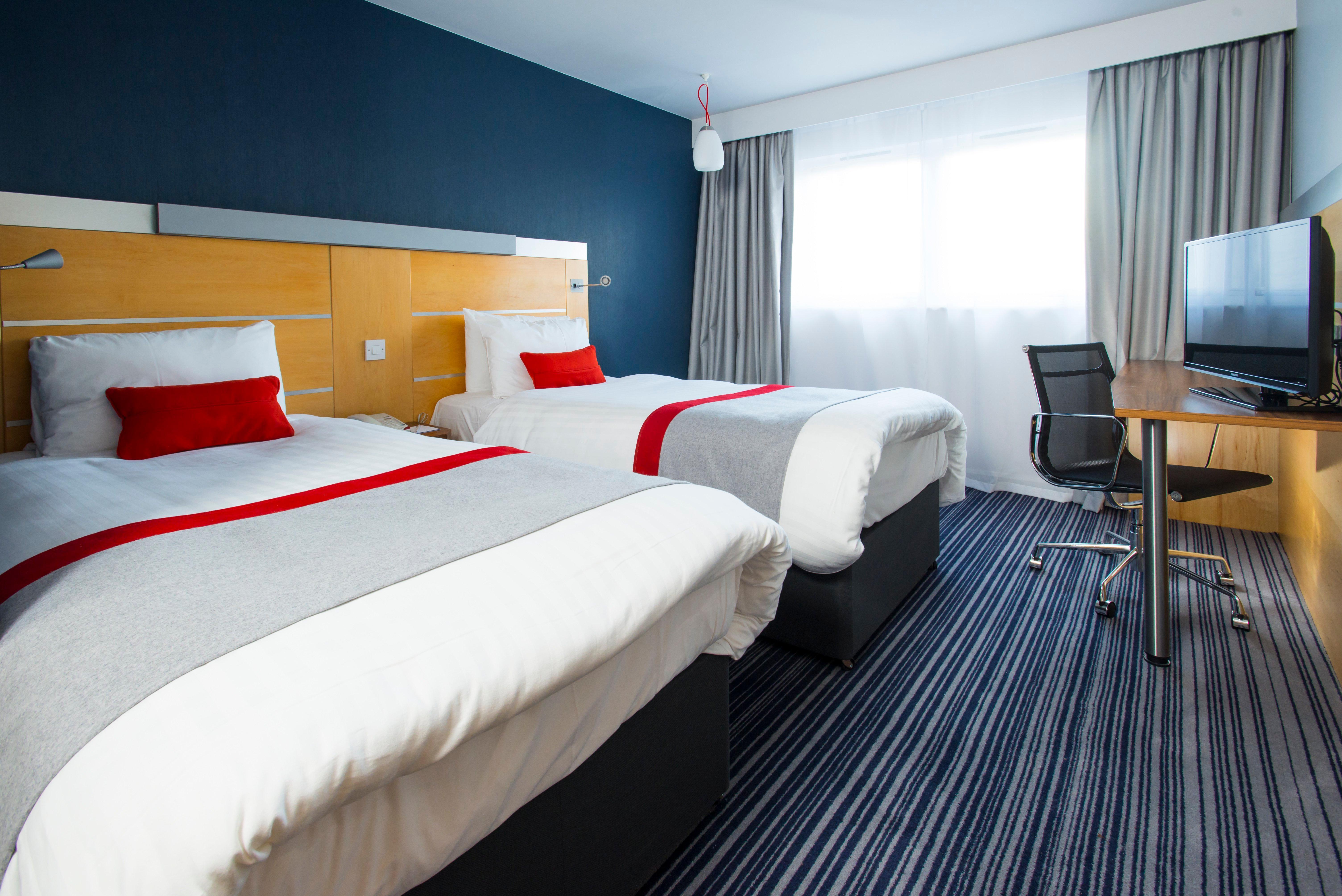 Holiday Inn Express London - Epsom Downs By Ihg Экстерьер фото