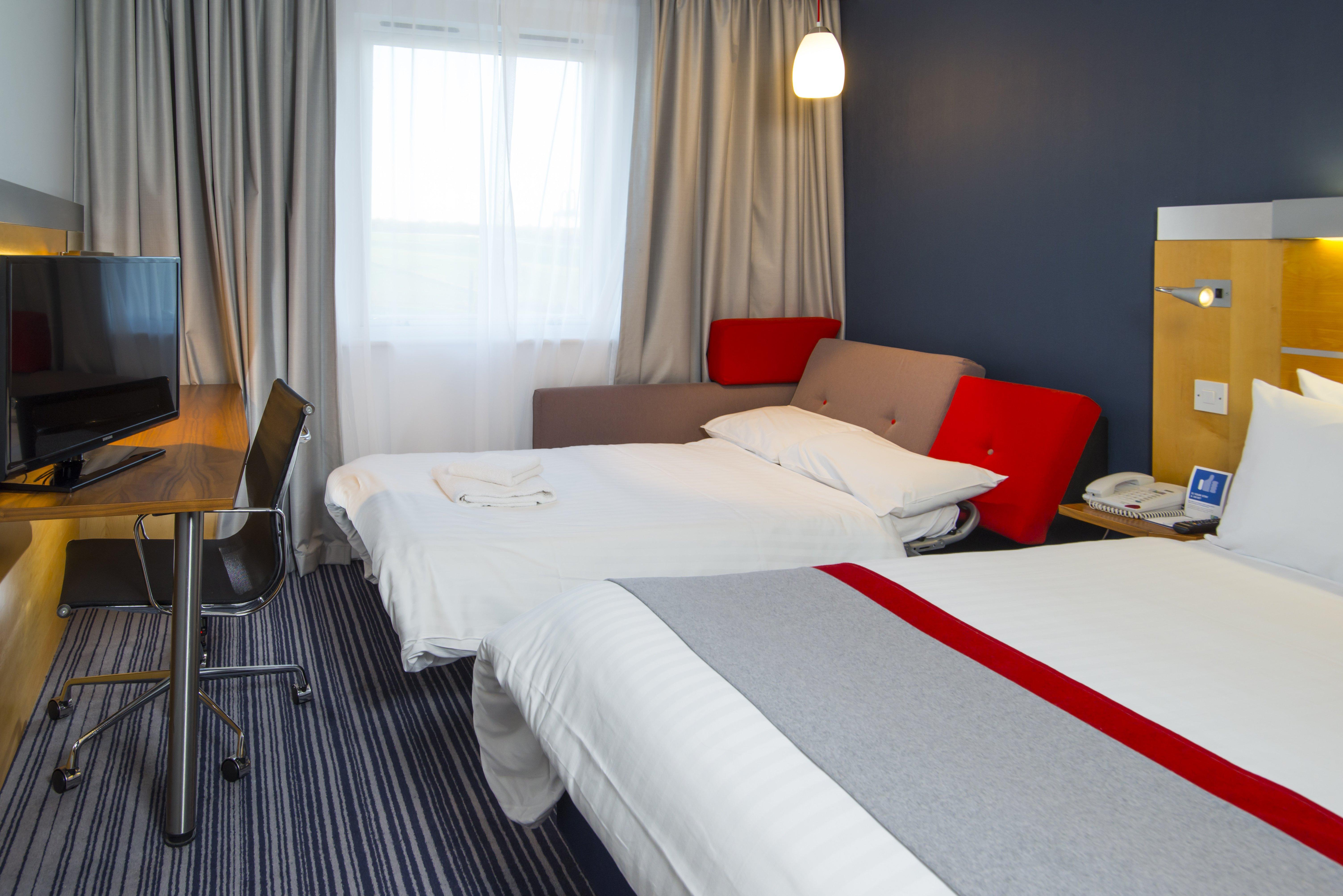Holiday Inn Express London - Epsom Downs By Ihg Экстерьер фото