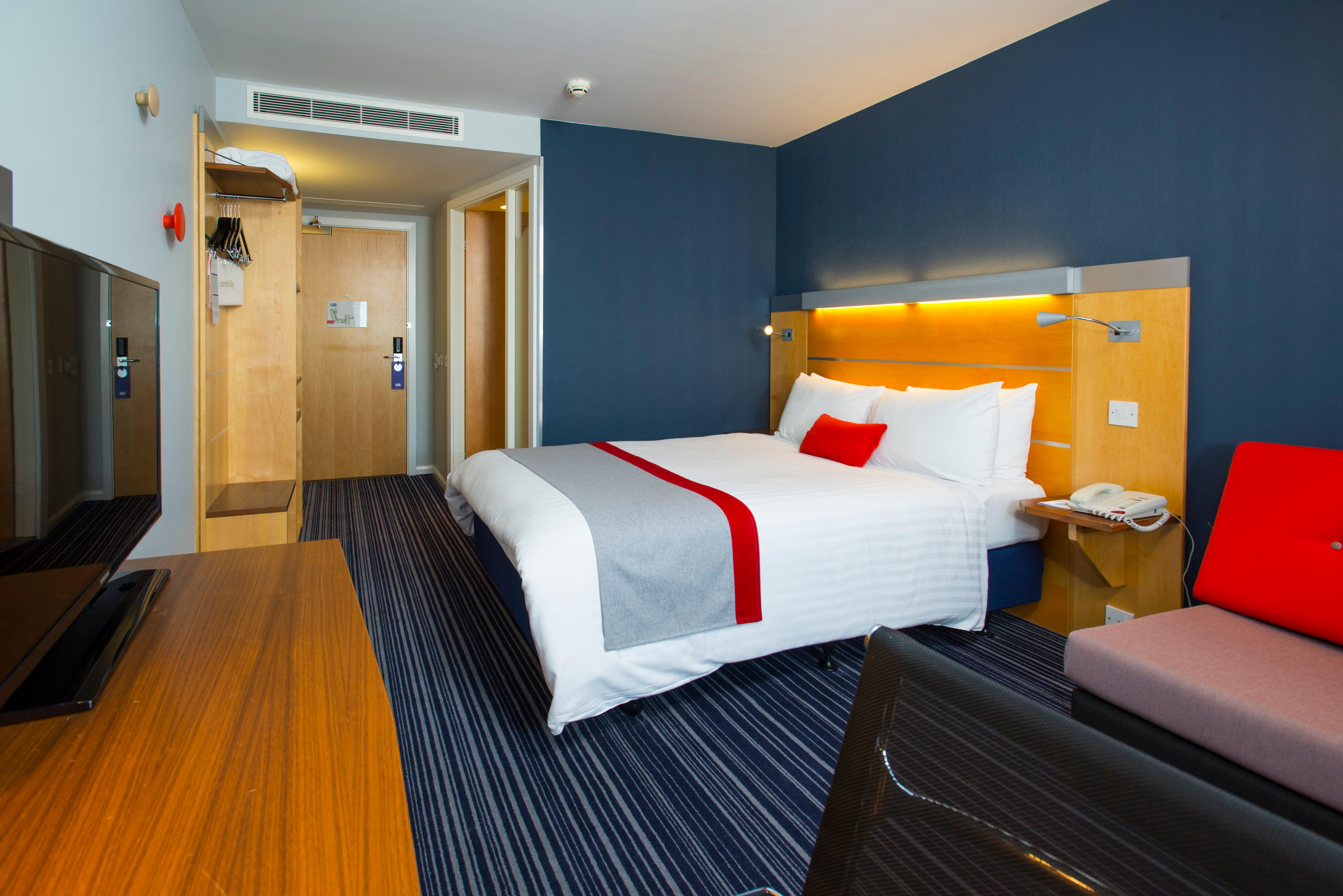 Holiday Inn Express London - Epsom Downs By Ihg Экстерьер фото