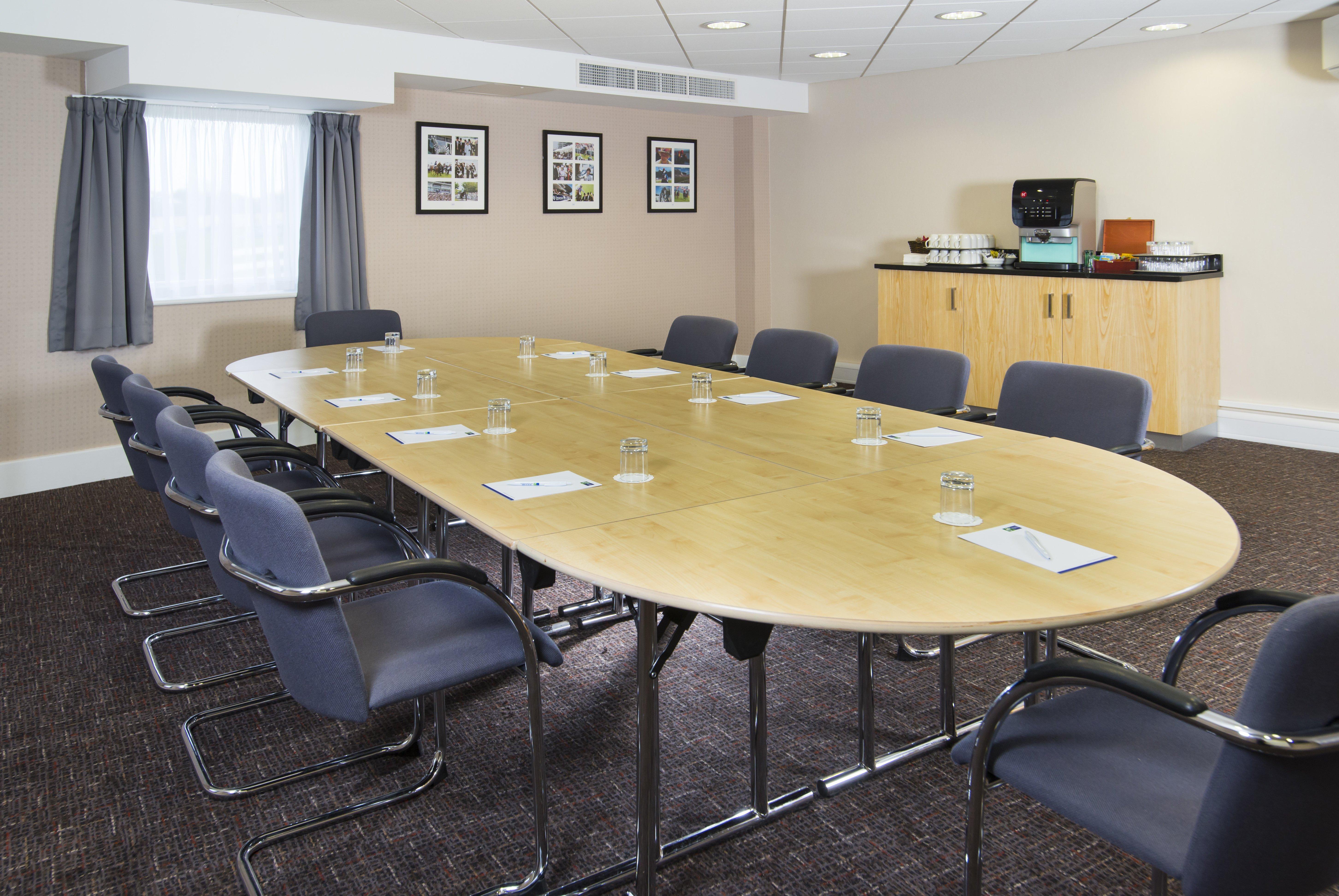 Holiday Inn Express London - Epsom Downs By Ihg Экстерьер фото