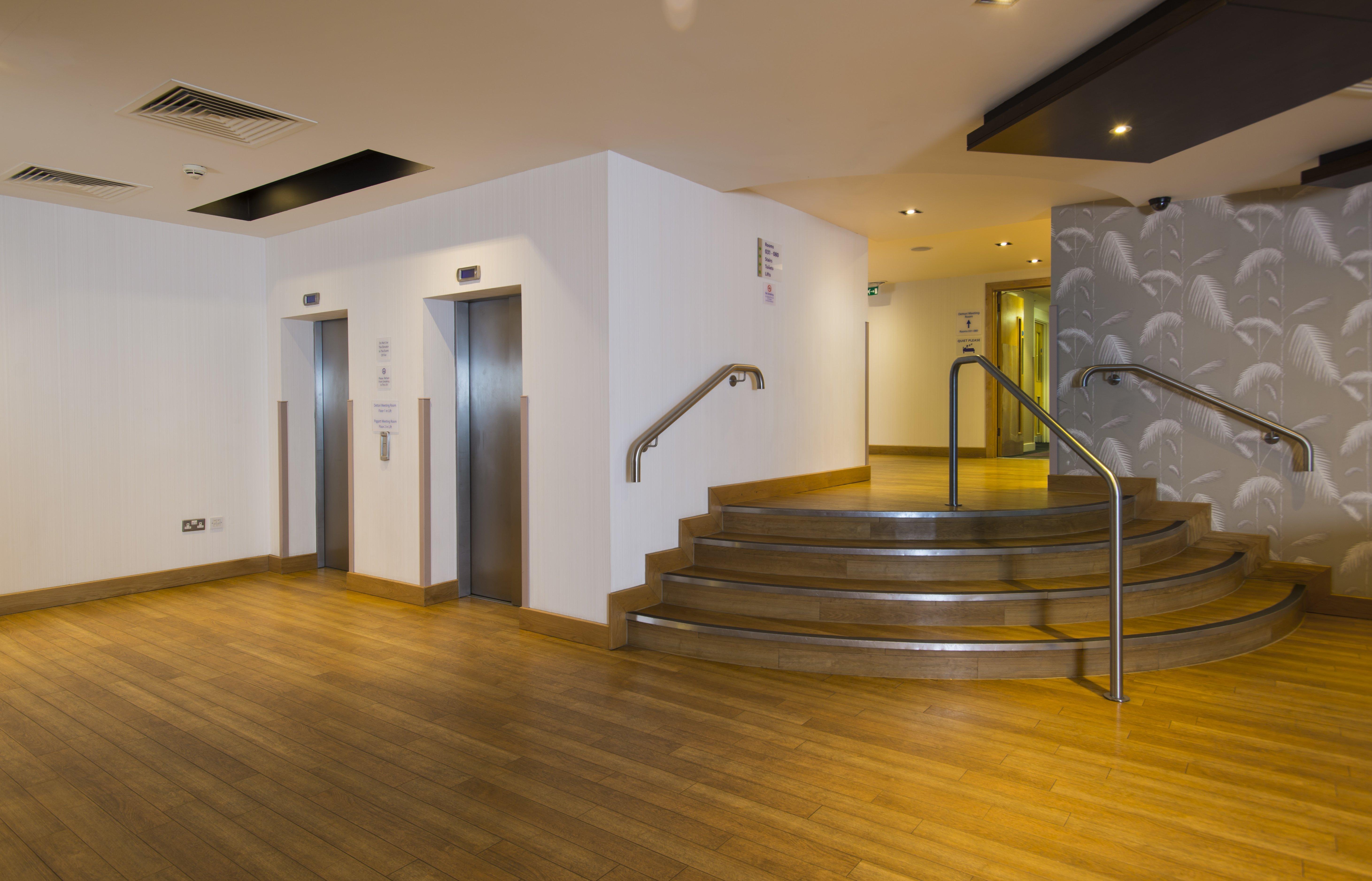 Holiday Inn Express London - Epsom Downs By Ihg Экстерьер фото