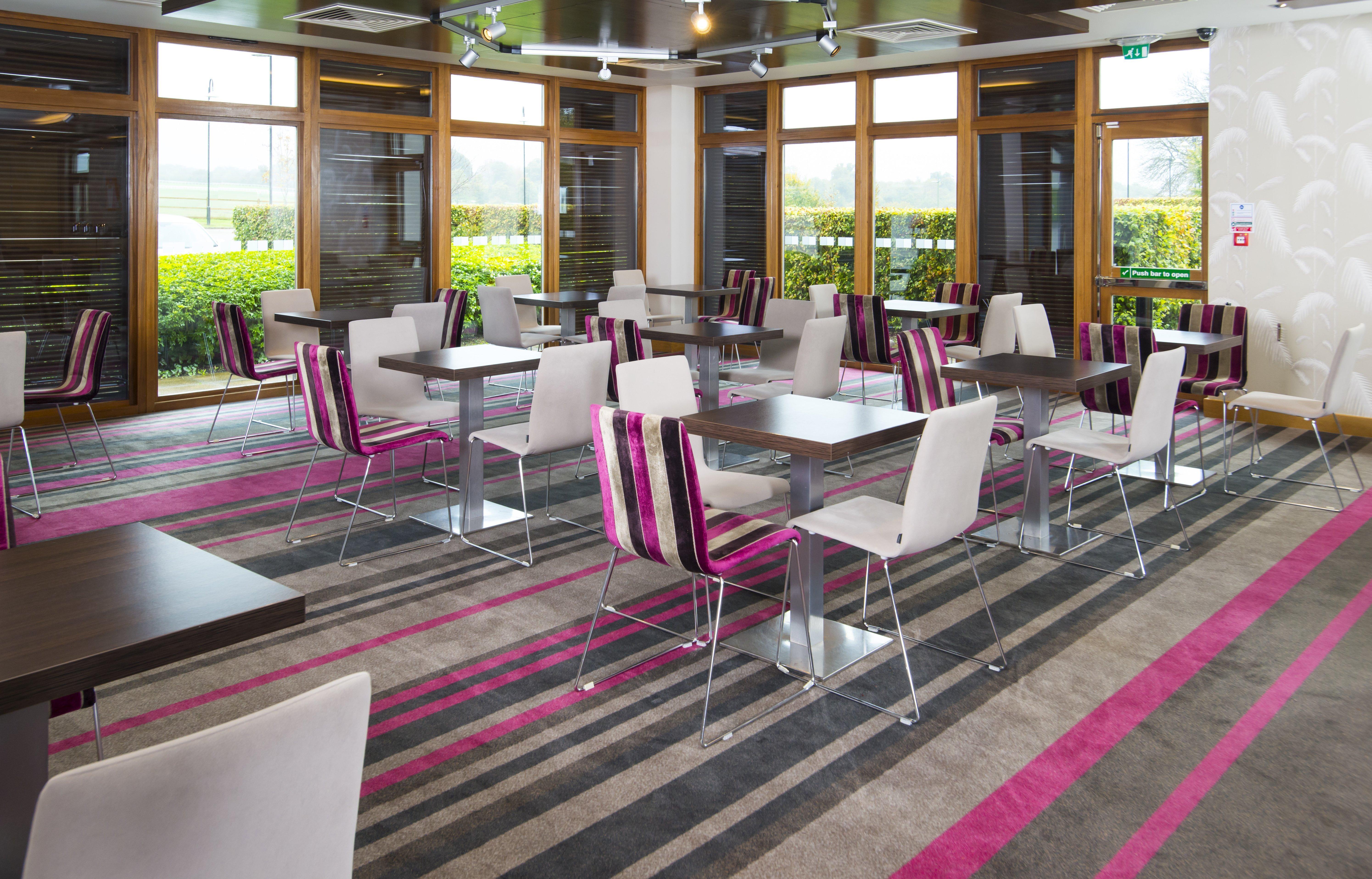 Holiday Inn Express London - Epsom Downs By Ihg Экстерьер фото