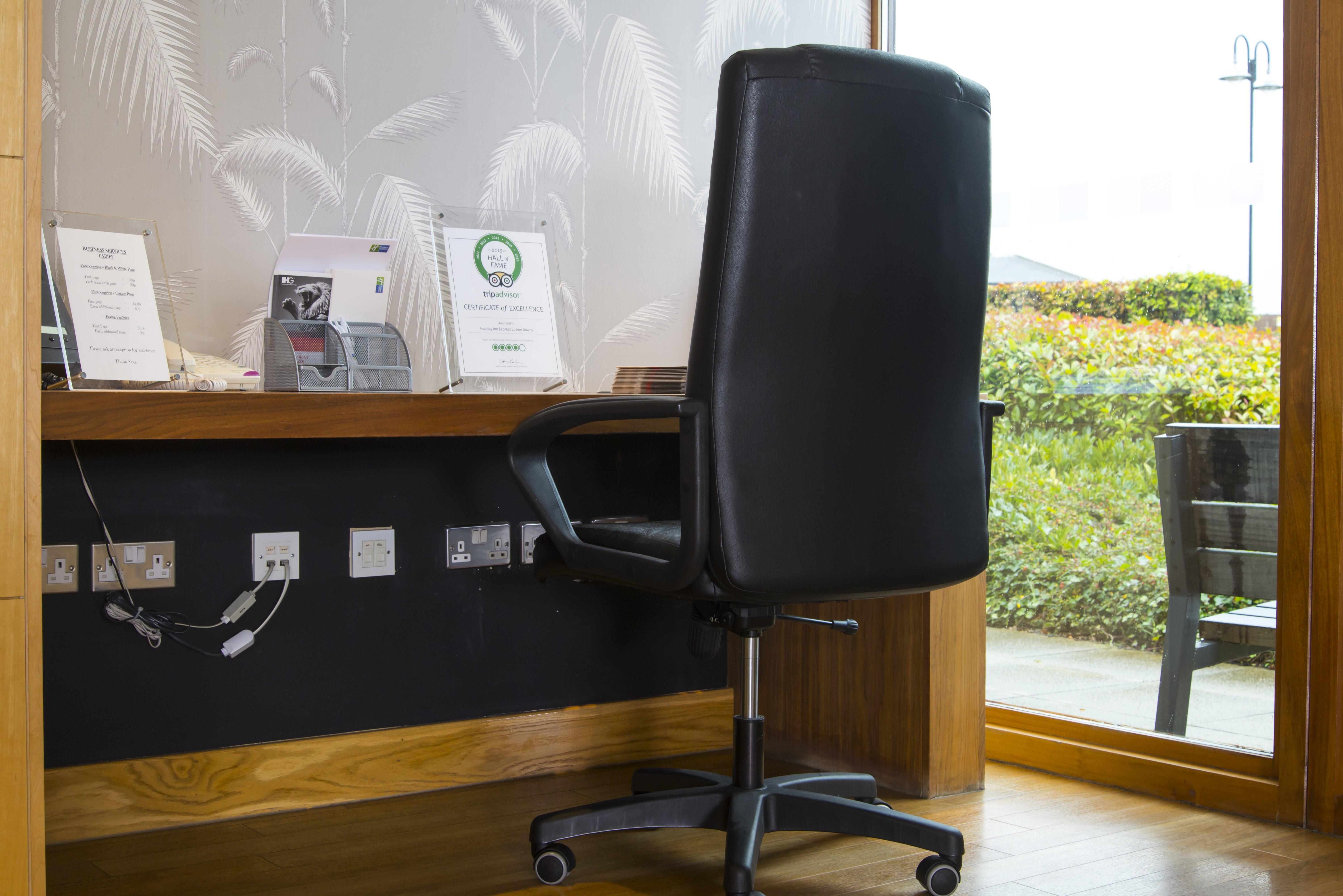 Holiday Inn Express London - Epsom Downs By Ihg Экстерьер фото