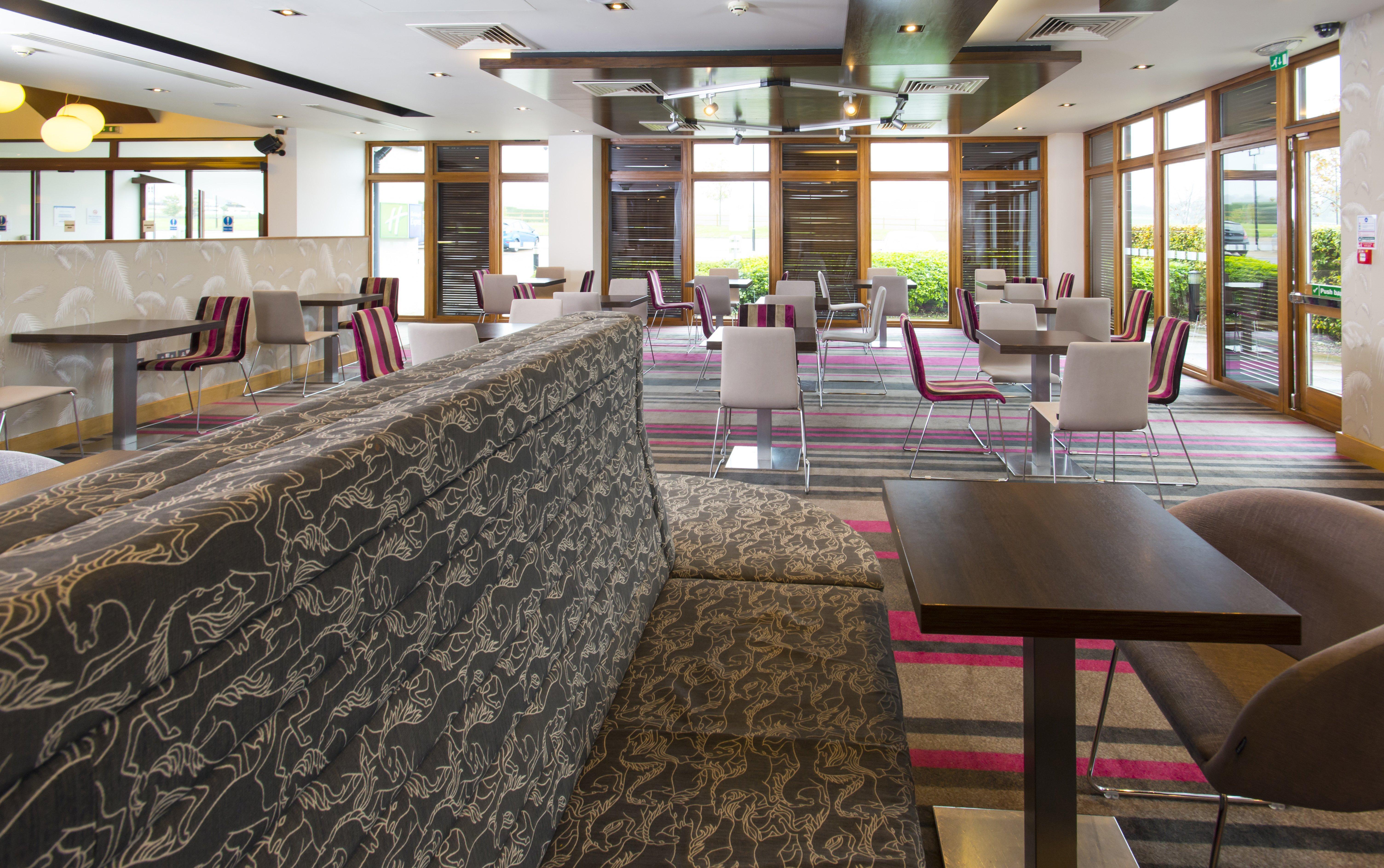 Holiday Inn Express London - Epsom Downs By Ihg Экстерьер фото