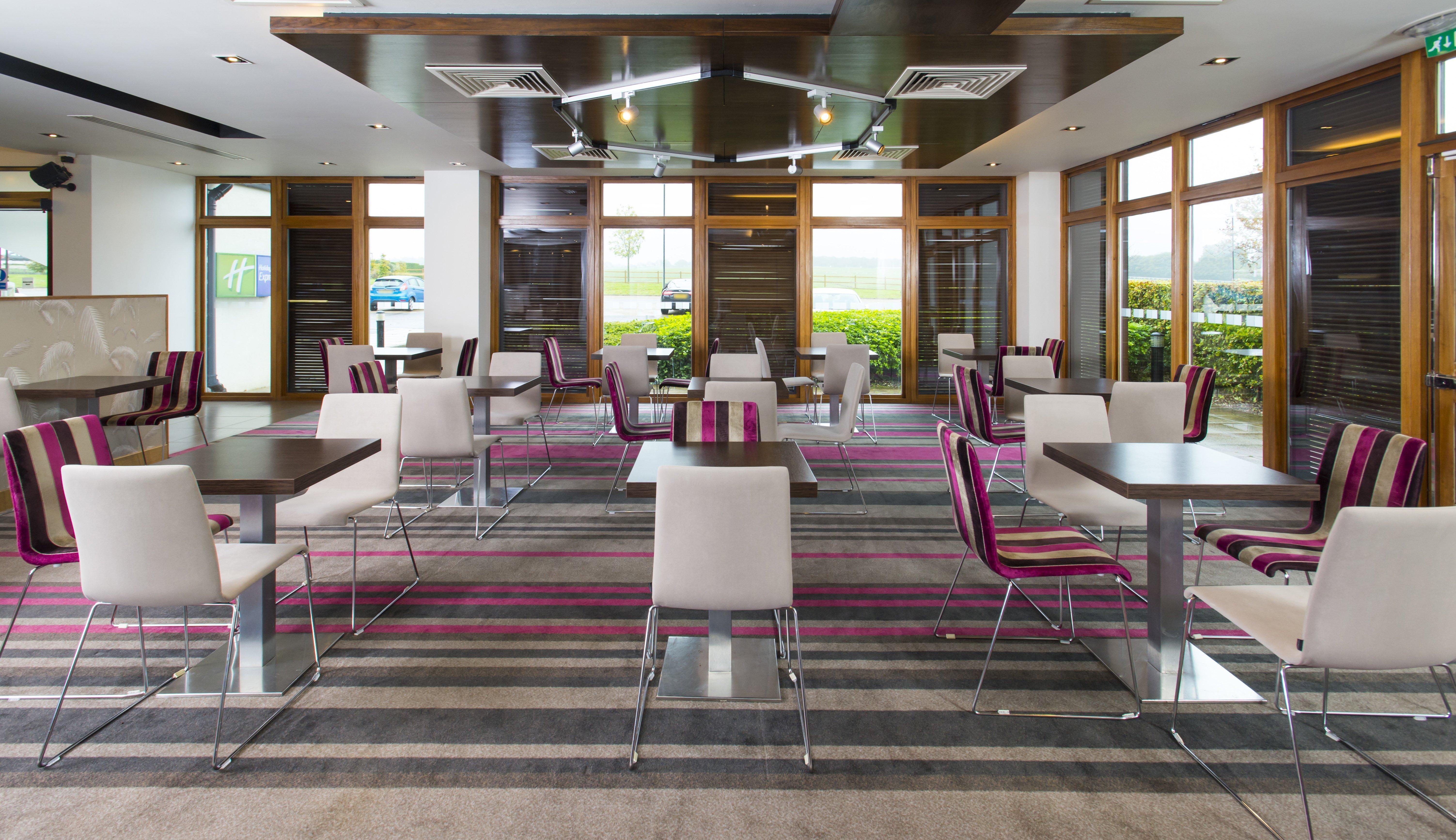 Holiday Inn Express London - Epsom Downs By Ihg Экстерьер фото