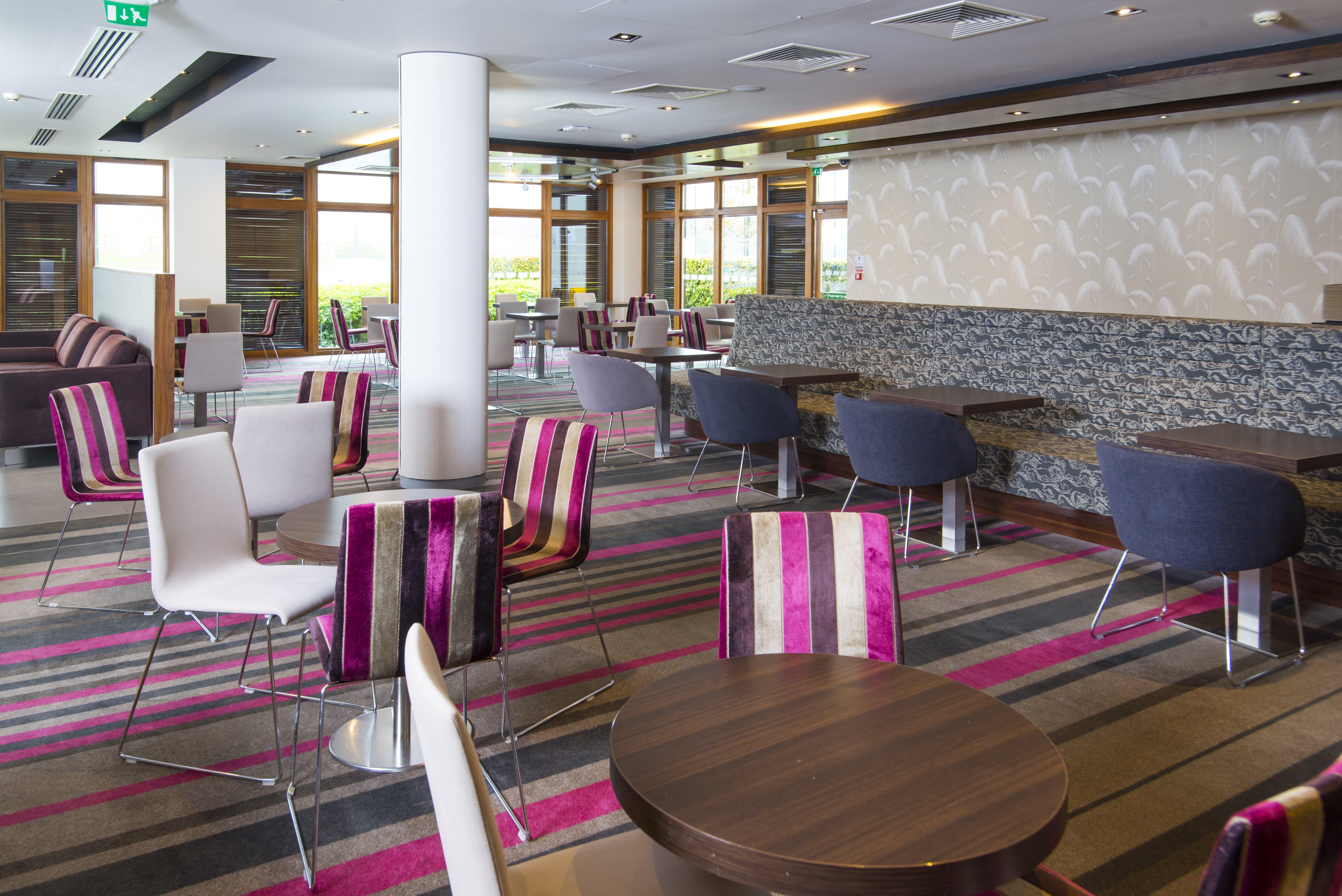 Holiday Inn Express London - Epsom Downs By Ihg Экстерьер фото