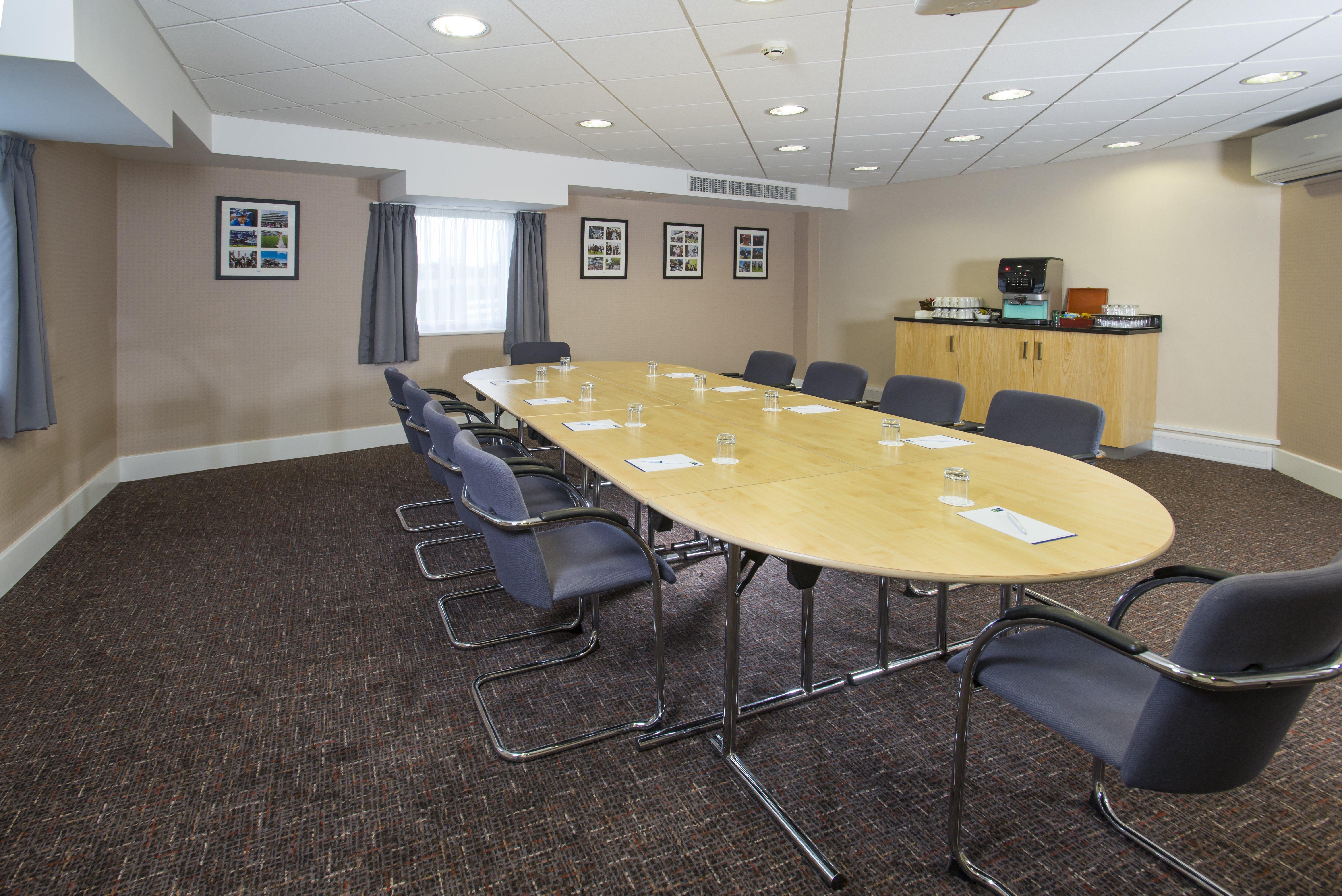 Holiday Inn Express London - Epsom Downs By Ihg Экстерьер фото