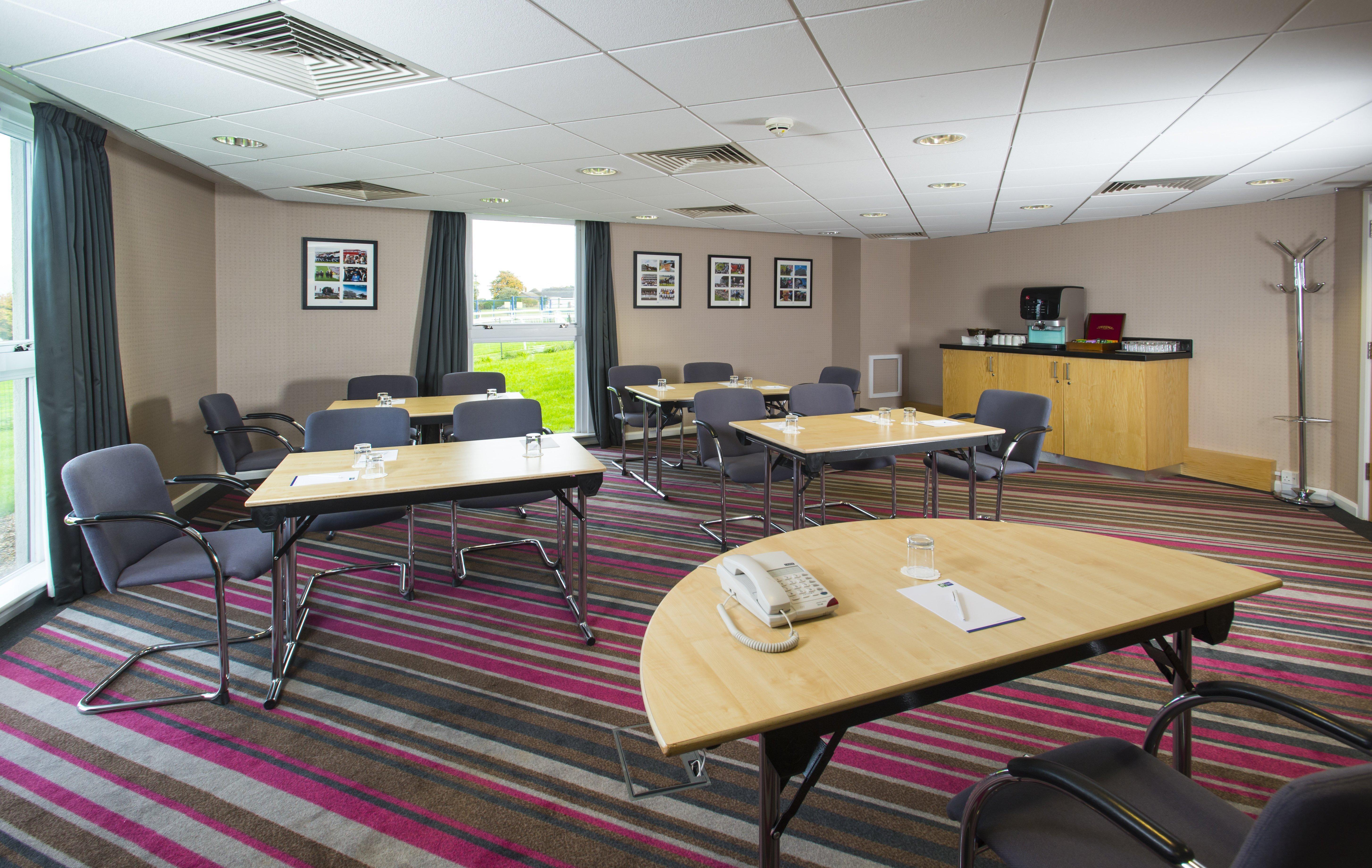 Holiday Inn Express London - Epsom Downs By Ihg Экстерьер фото