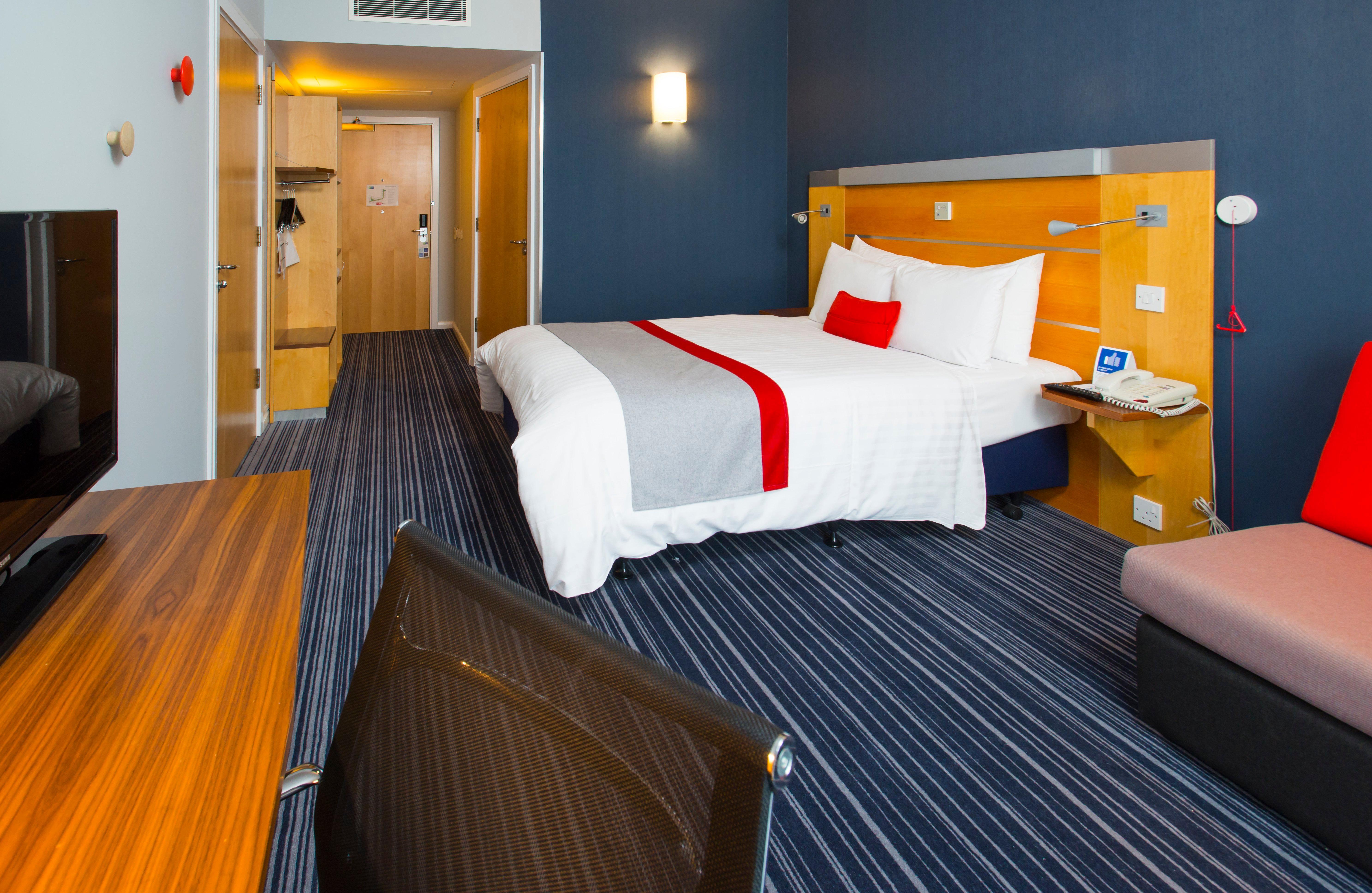 Holiday Inn Express London - Epsom Downs By Ihg Экстерьер фото
