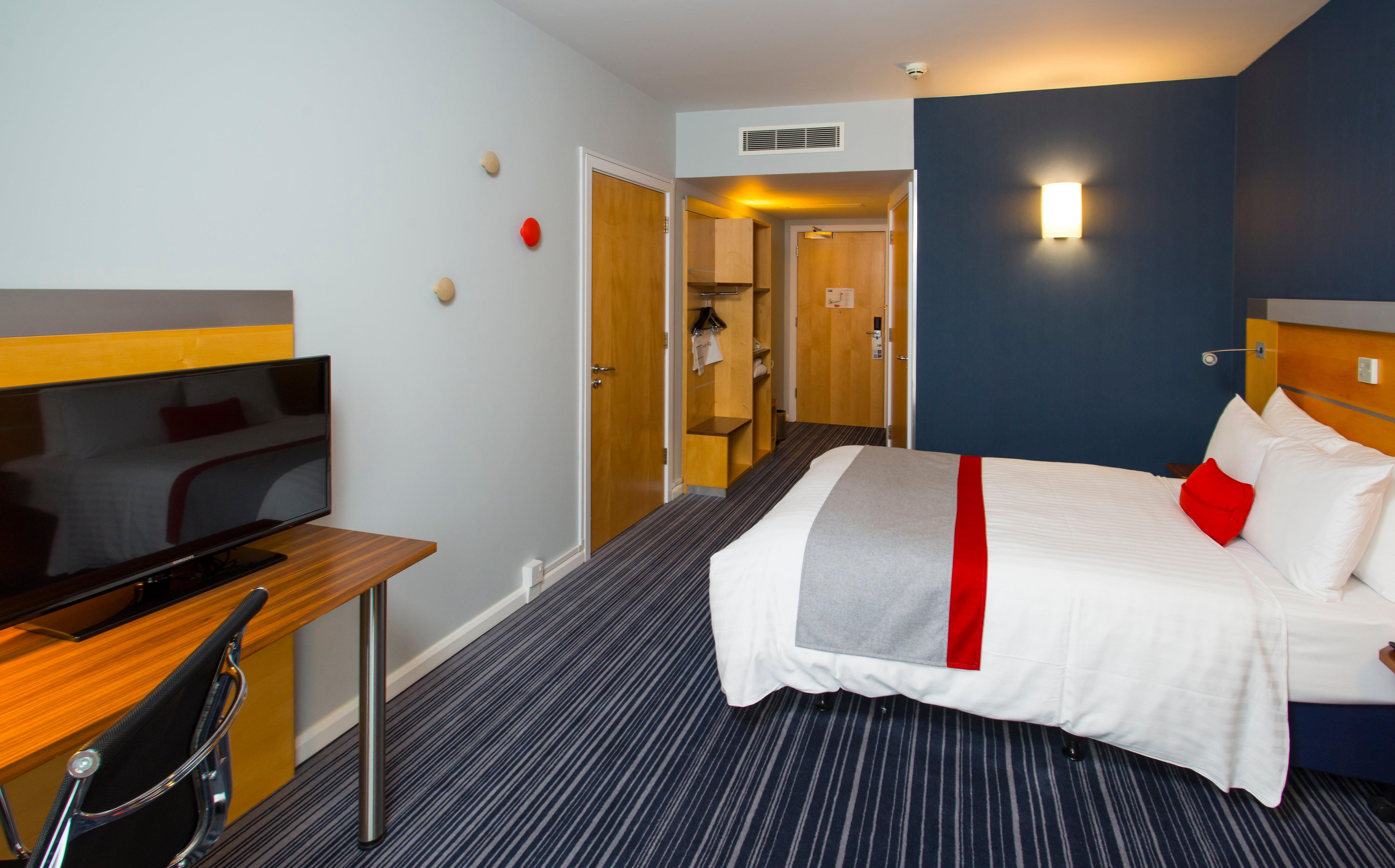 Holiday Inn Express London - Epsom Downs By Ihg Экстерьер фото