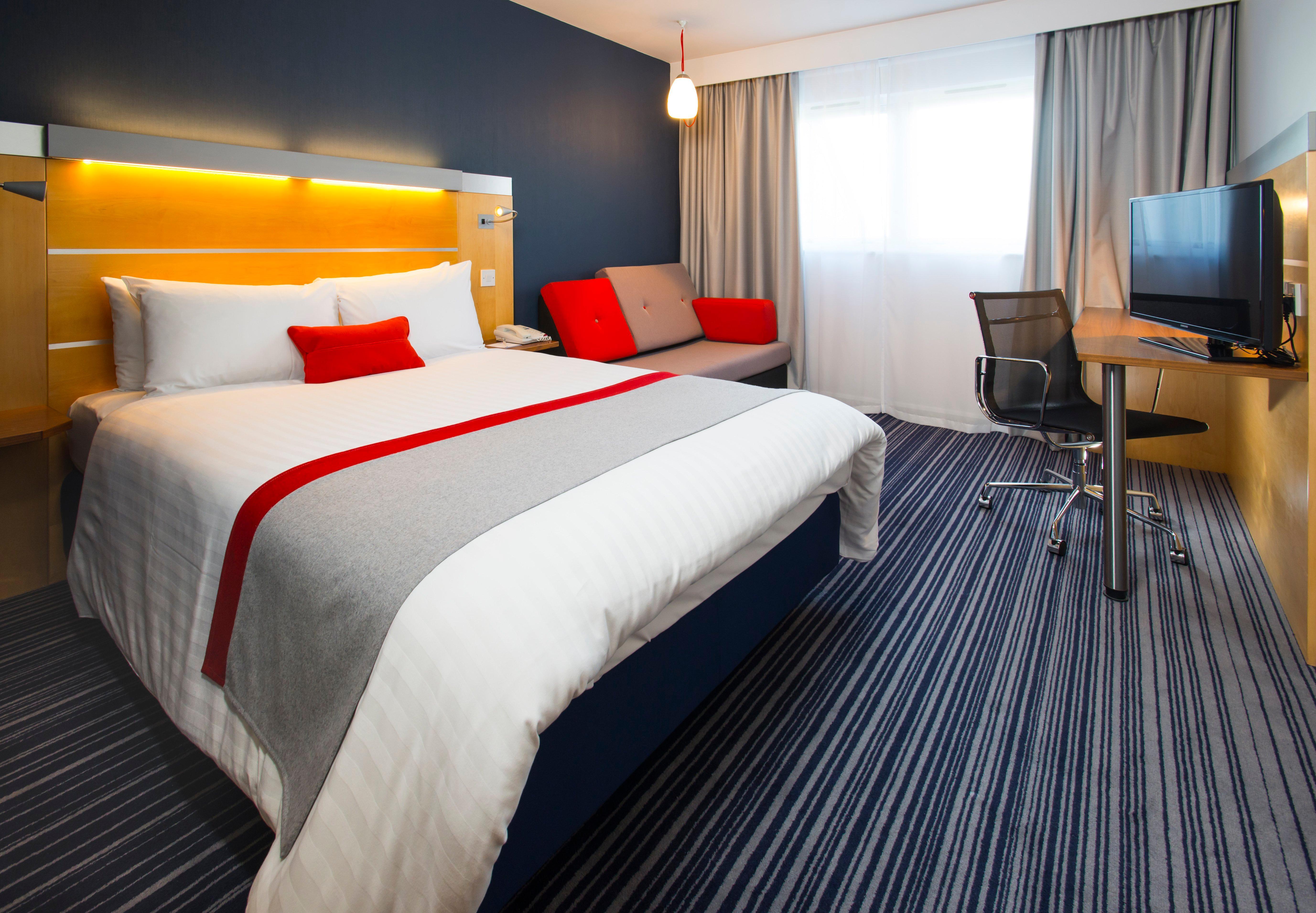 Holiday Inn Express London - Epsom Downs By Ihg Экстерьер фото