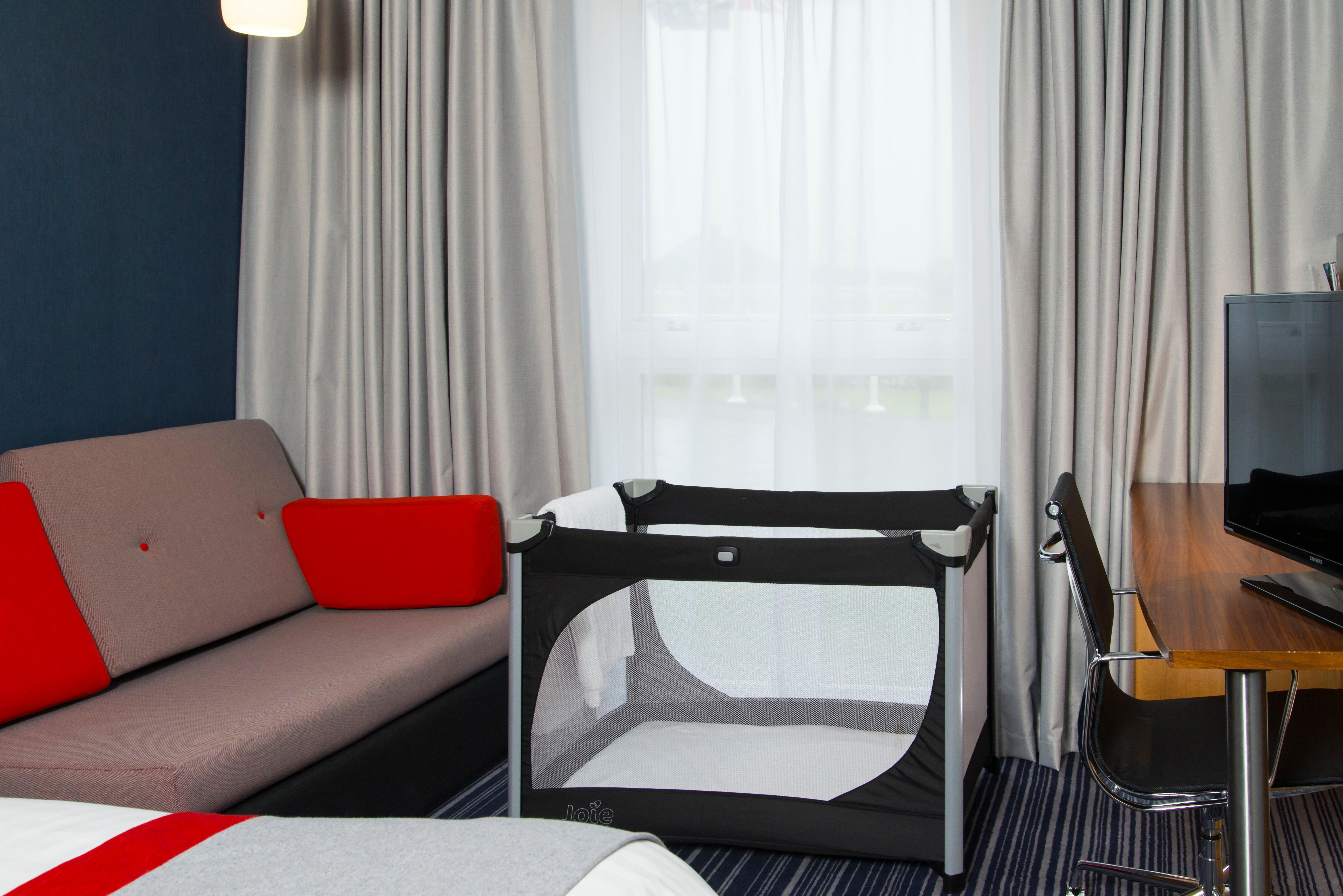 Holiday Inn Express London - Epsom Downs By Ihg Экстерьер фото