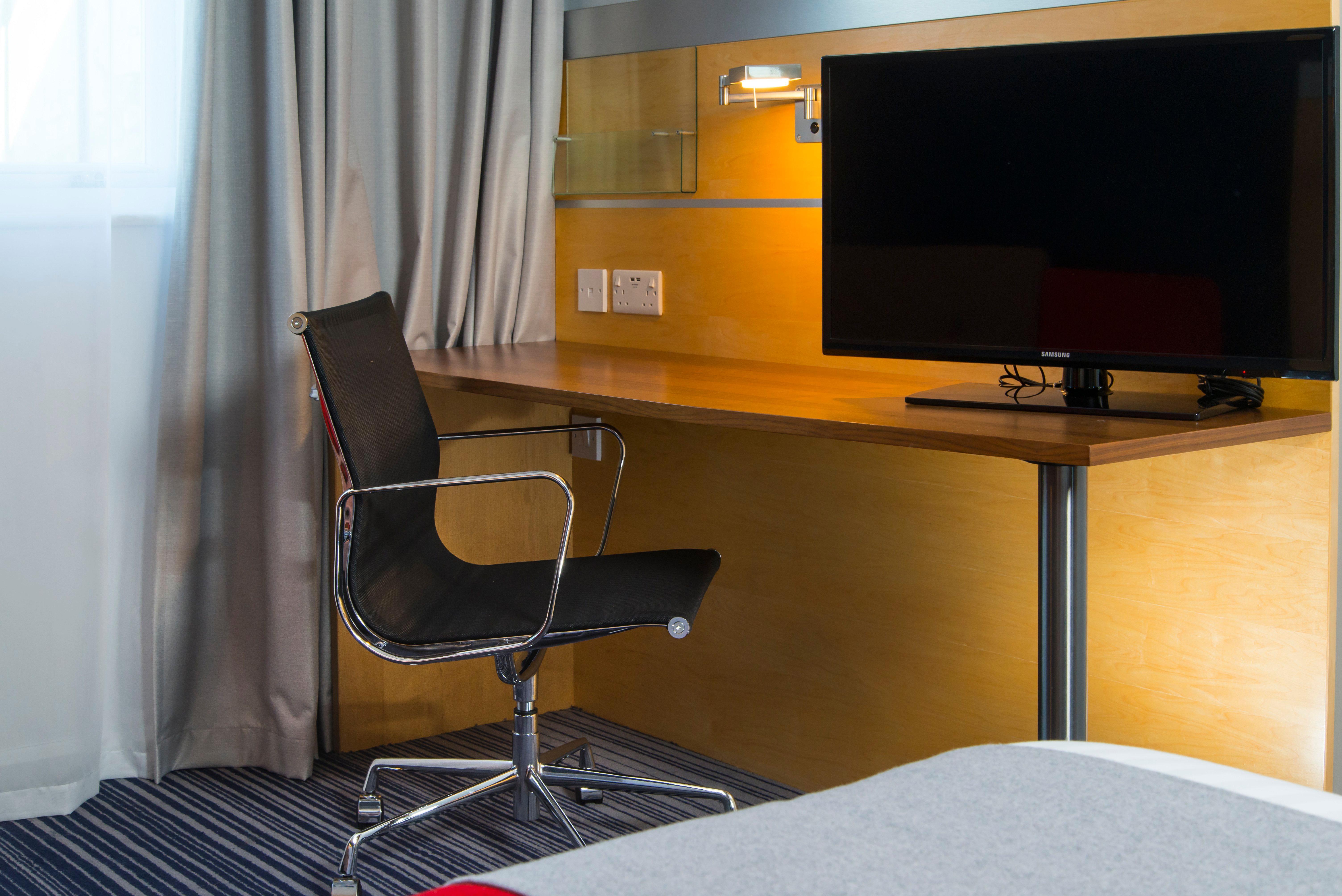 Holiday Inn Express London - Epsom Downs By Ihg Экстерьер фото