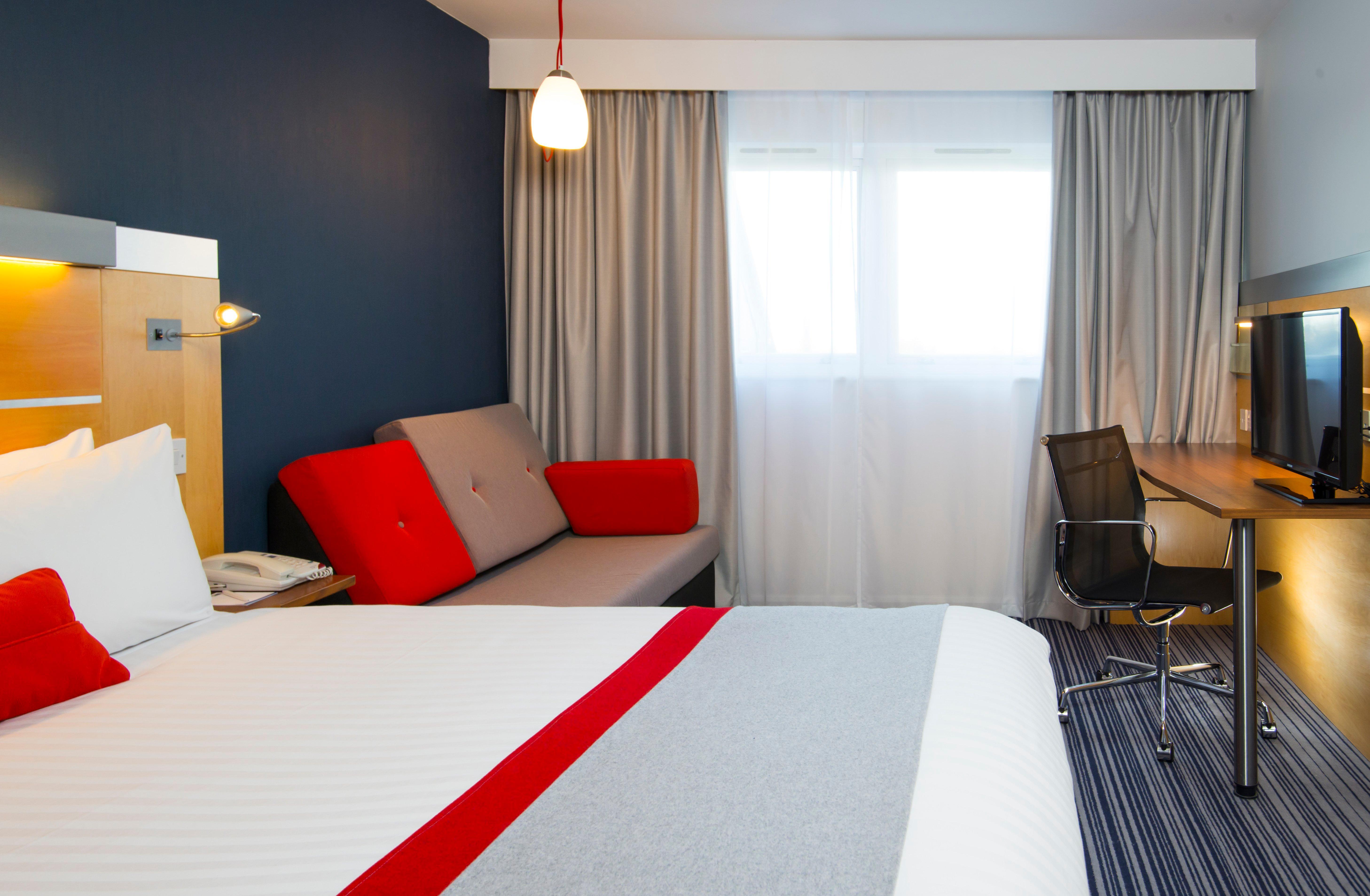 Holiday Inn Express London - Epsom Downs By Ihg Экстерьер фото