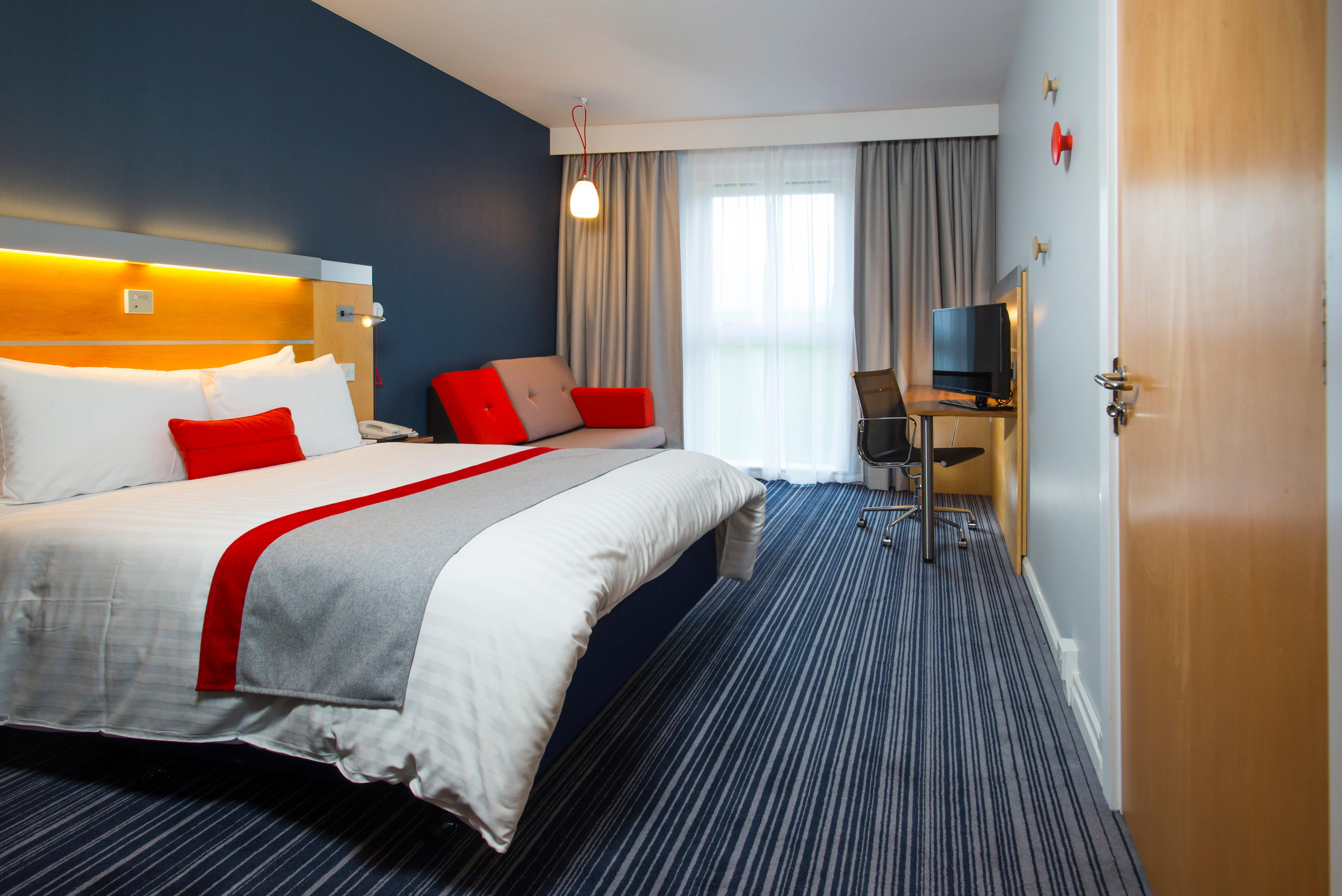 Holiday Inn Express London - Epsom Downs By Ihg Экстерьер фото