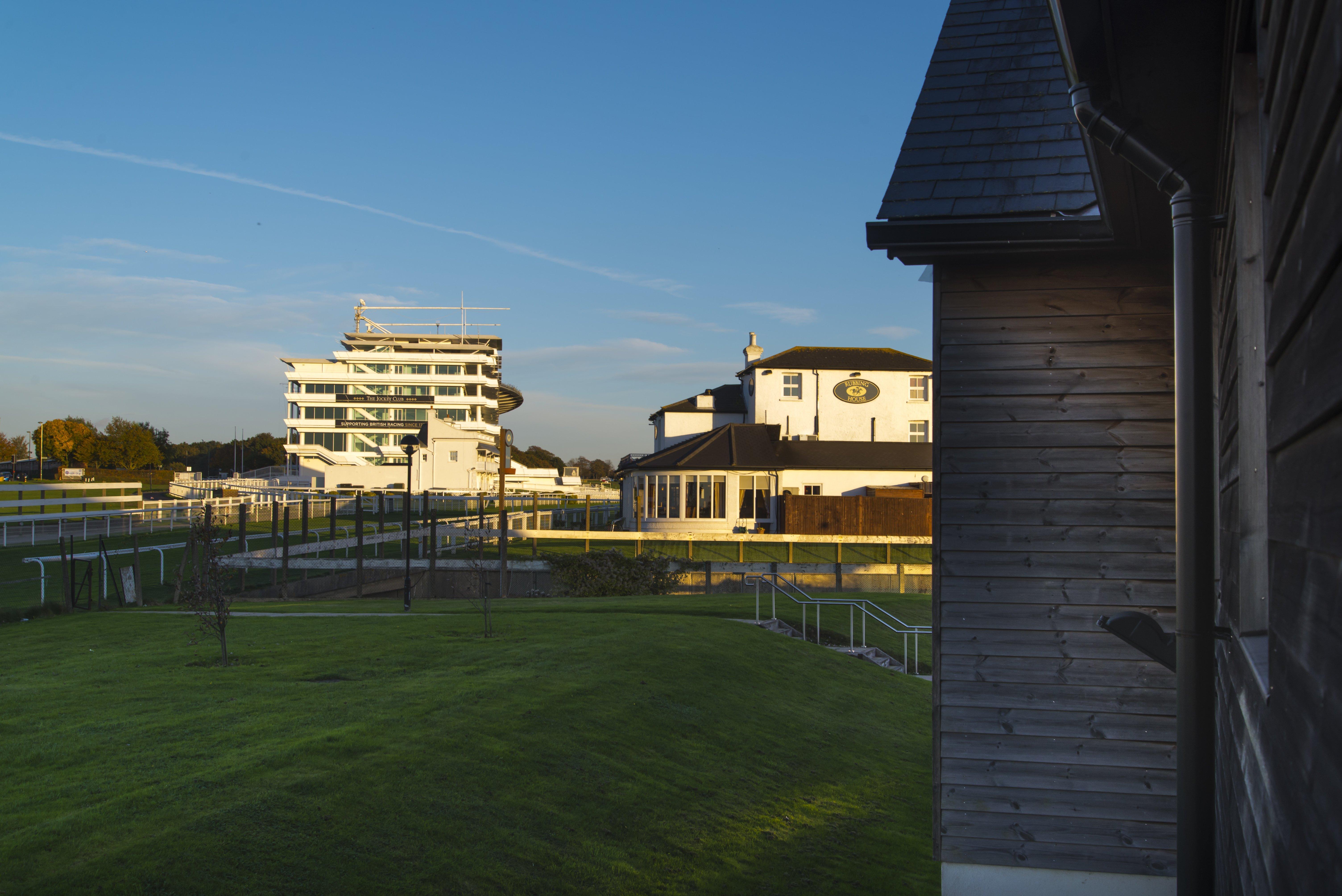 Holiday Inn Express London - Epsom Downs By Ihg Экстерьер фото