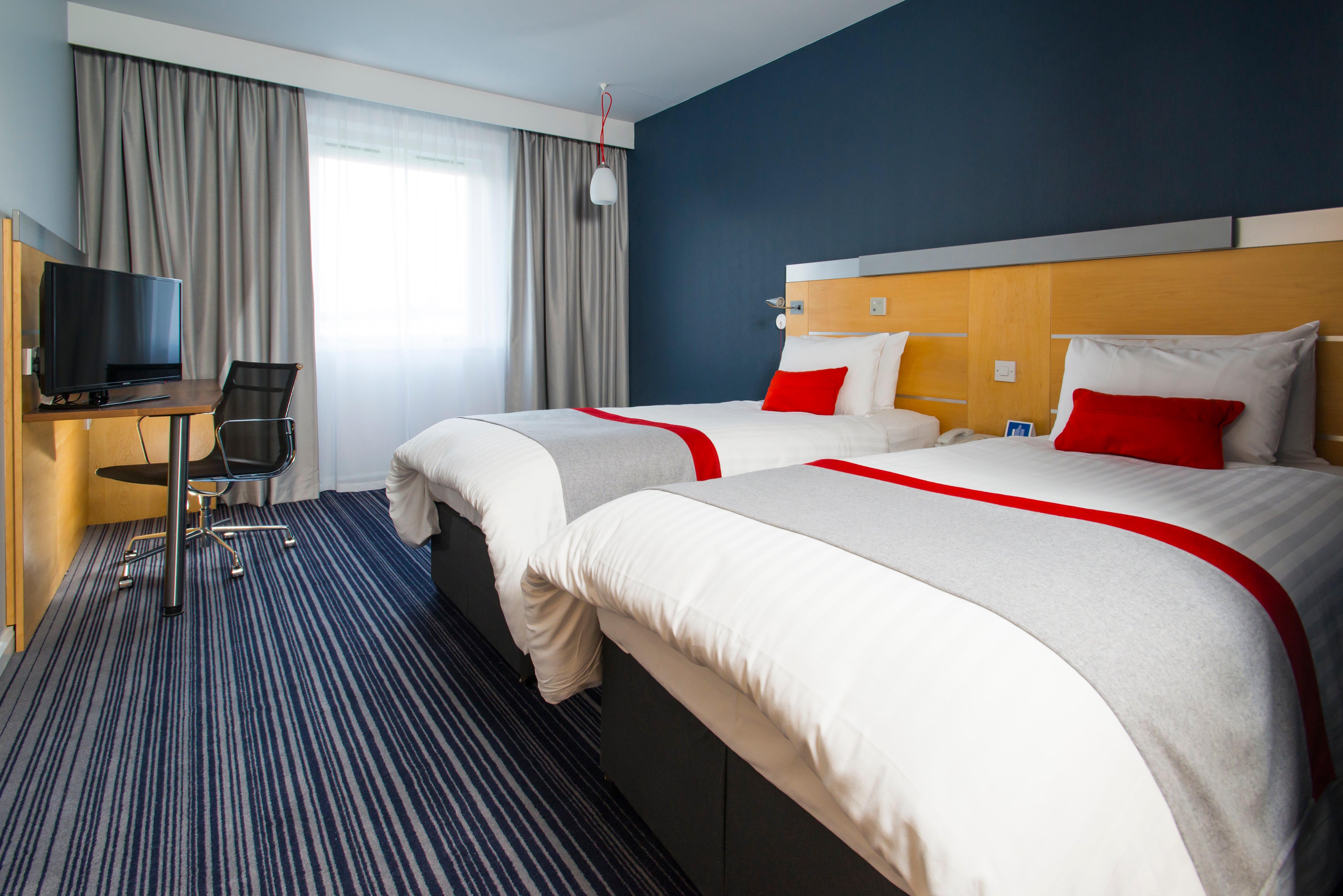 Holiday Inn Express London - Epsom Downs By Ihg Экстерьер фото