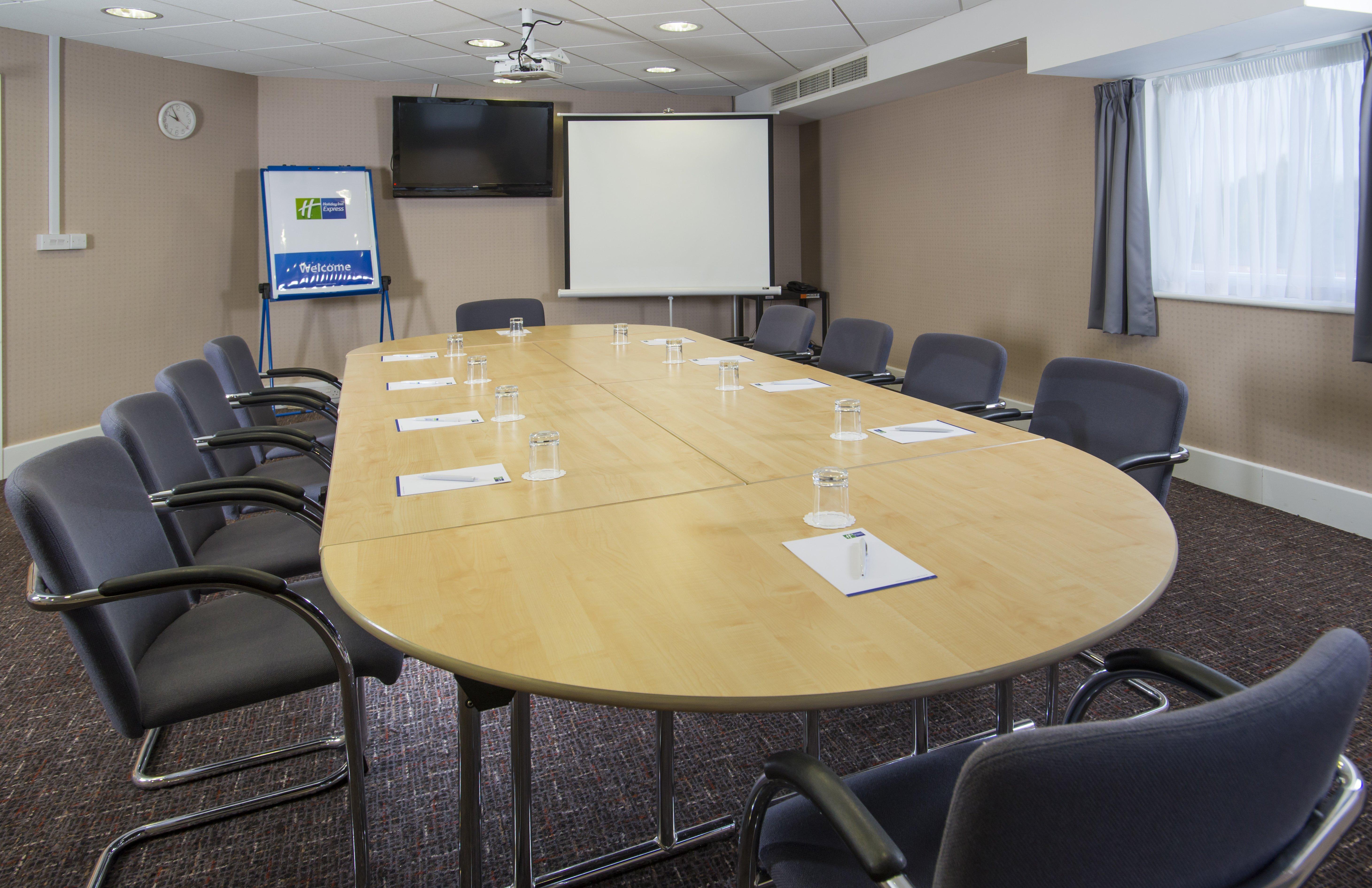 Holiday Inn Express London - Epsom Downs By Ihg Экстерьер фото