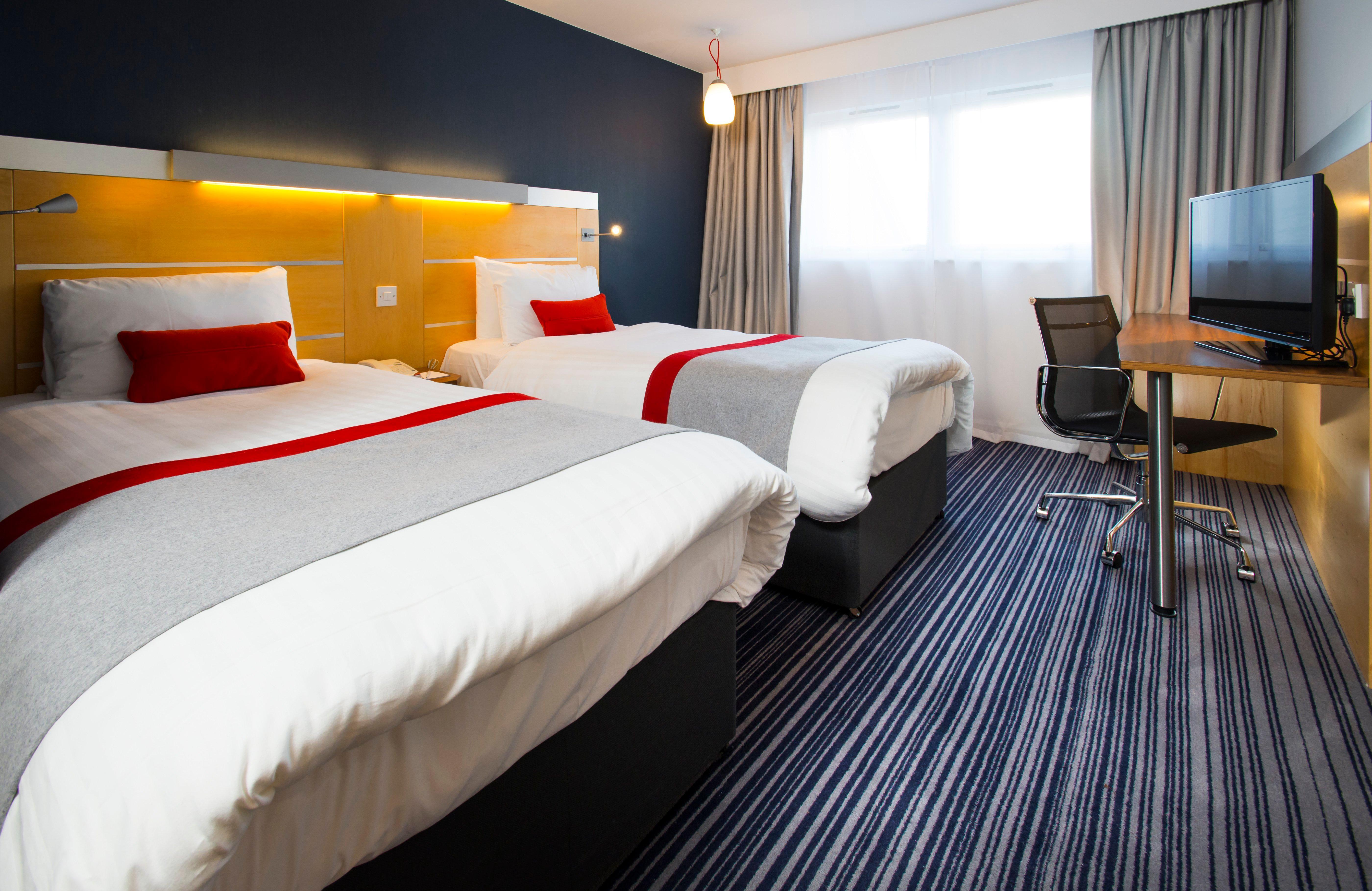 Holiday Inn Express London - Epsom Downs By Ihg Экстерьер фото