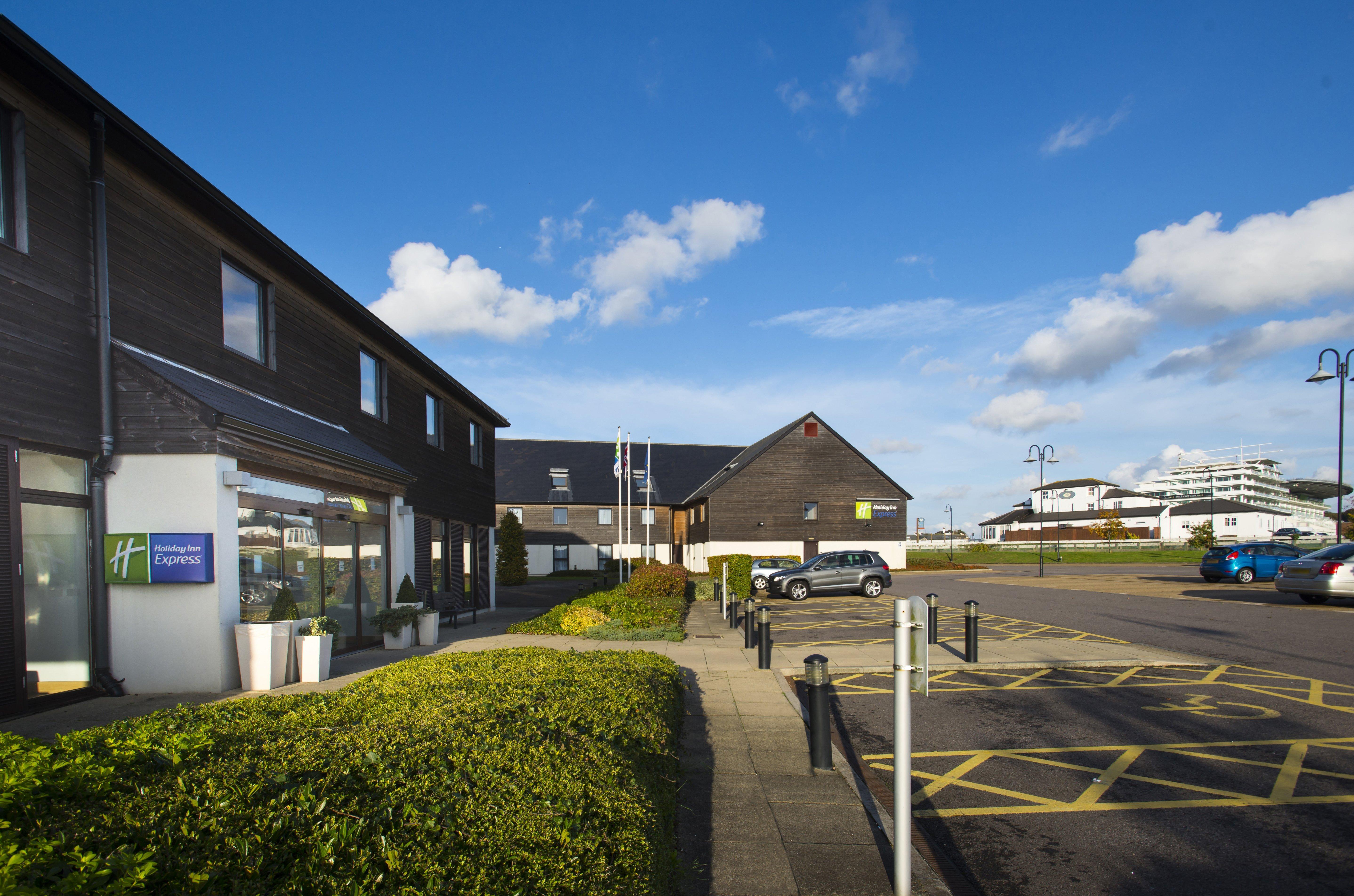 Holiday Inn Express London - Epsom Downs By Ihg Экстерьер фото