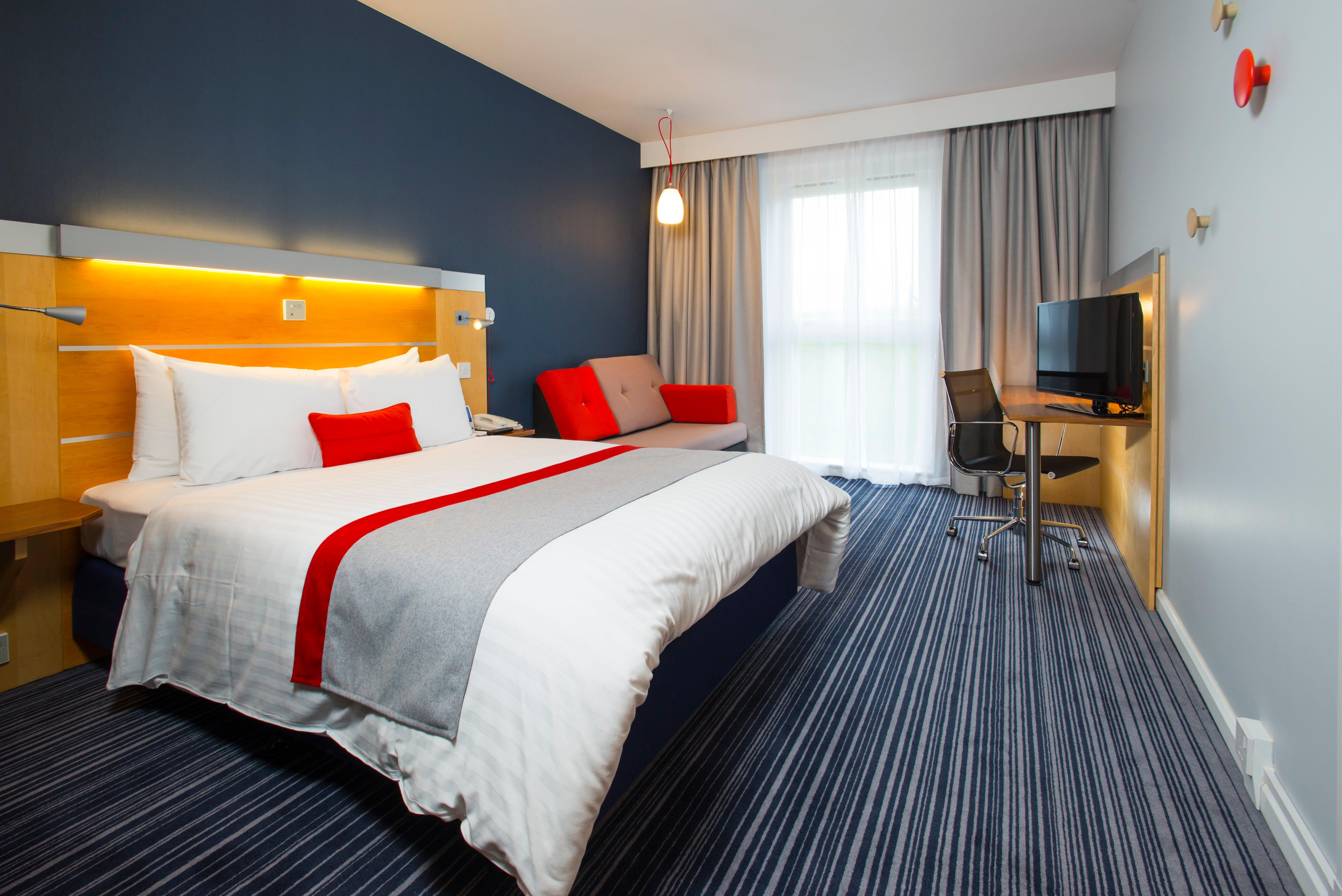 Holiday Inn Express London - Epsom Downs By Ihg Экстерьер фото