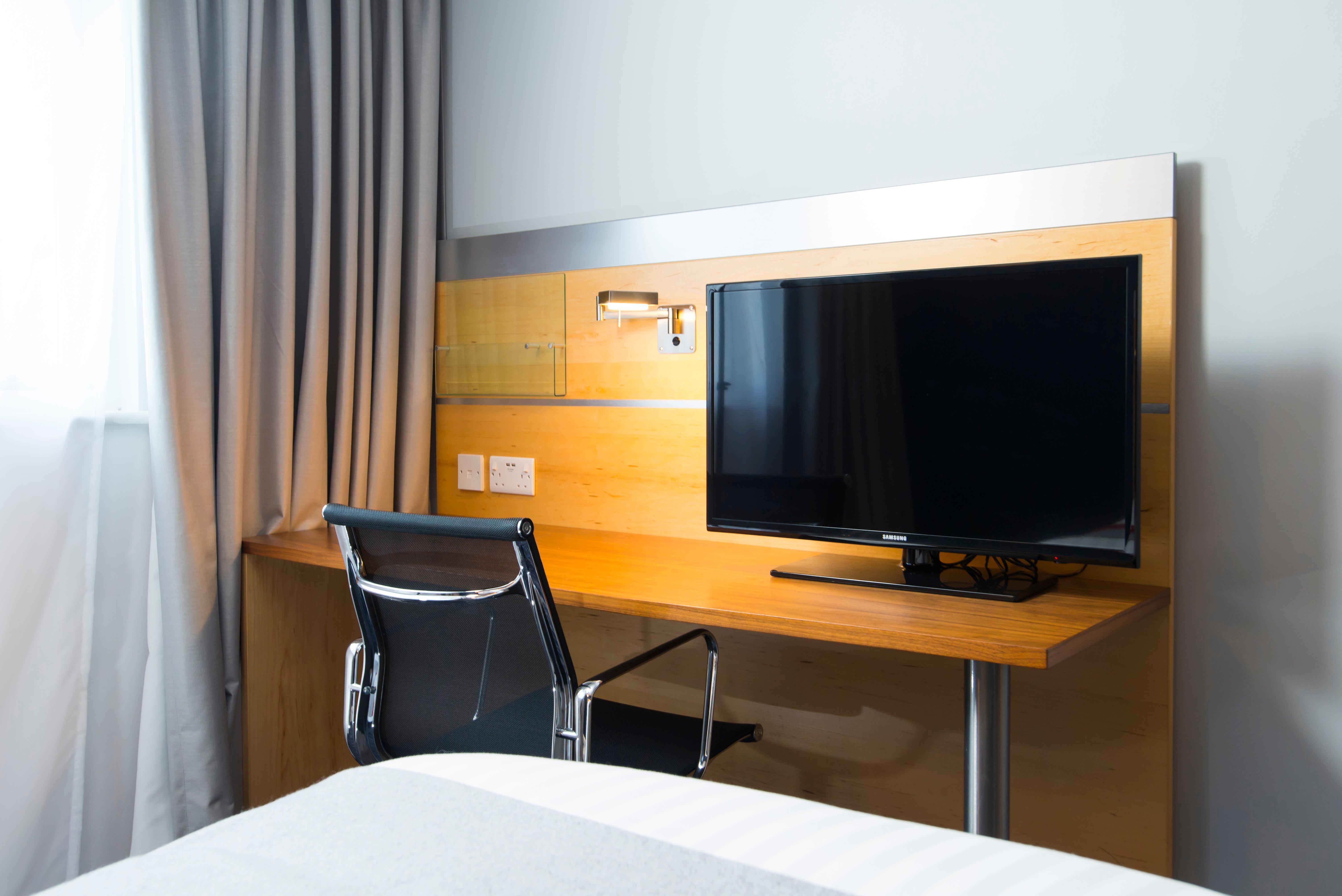 Holiday Inn Express London - Epsom Downs By Ihg Экстерьер фото
