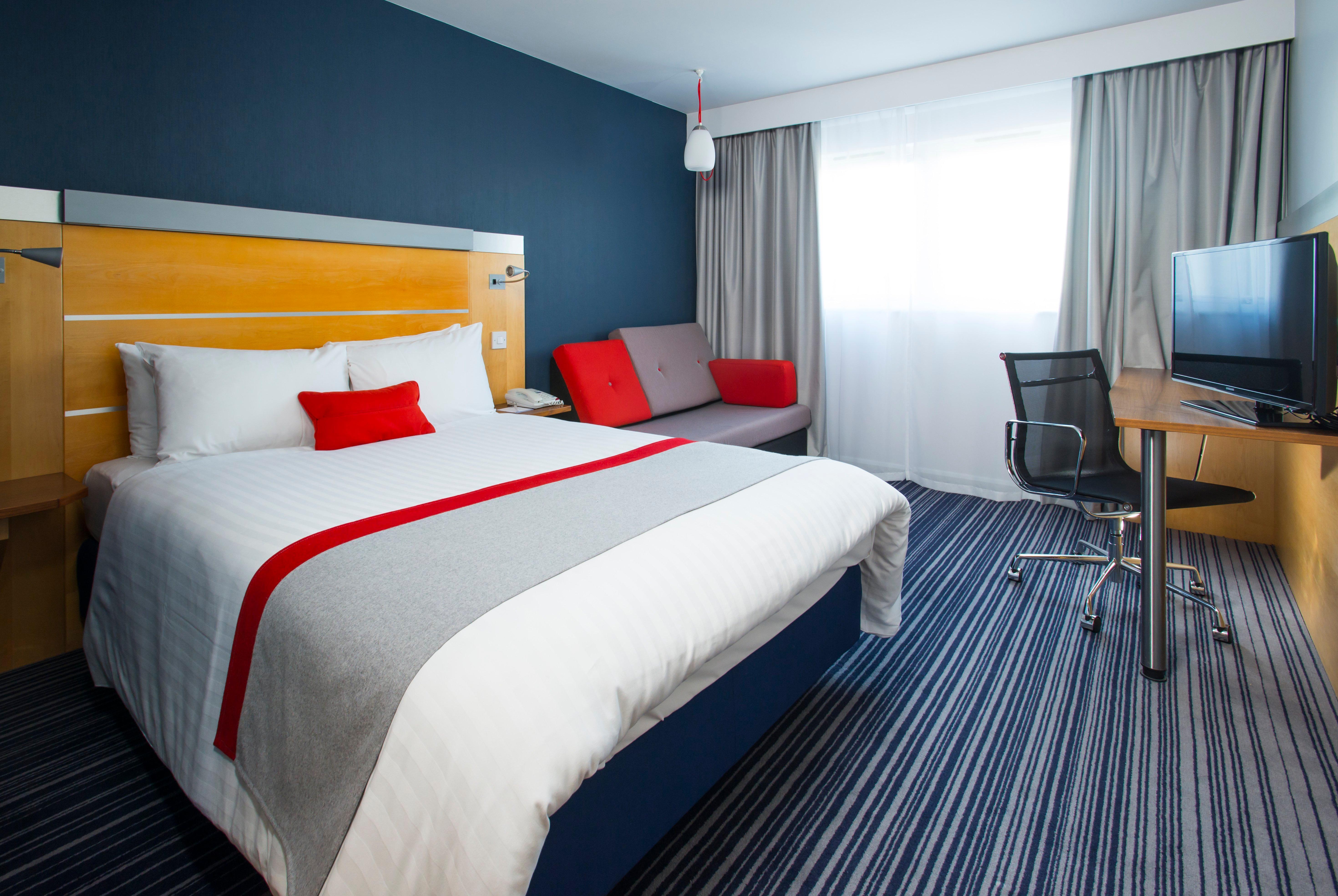 Holiday Inn Express London - Epsom Downs By Ihg Экстерьер фото