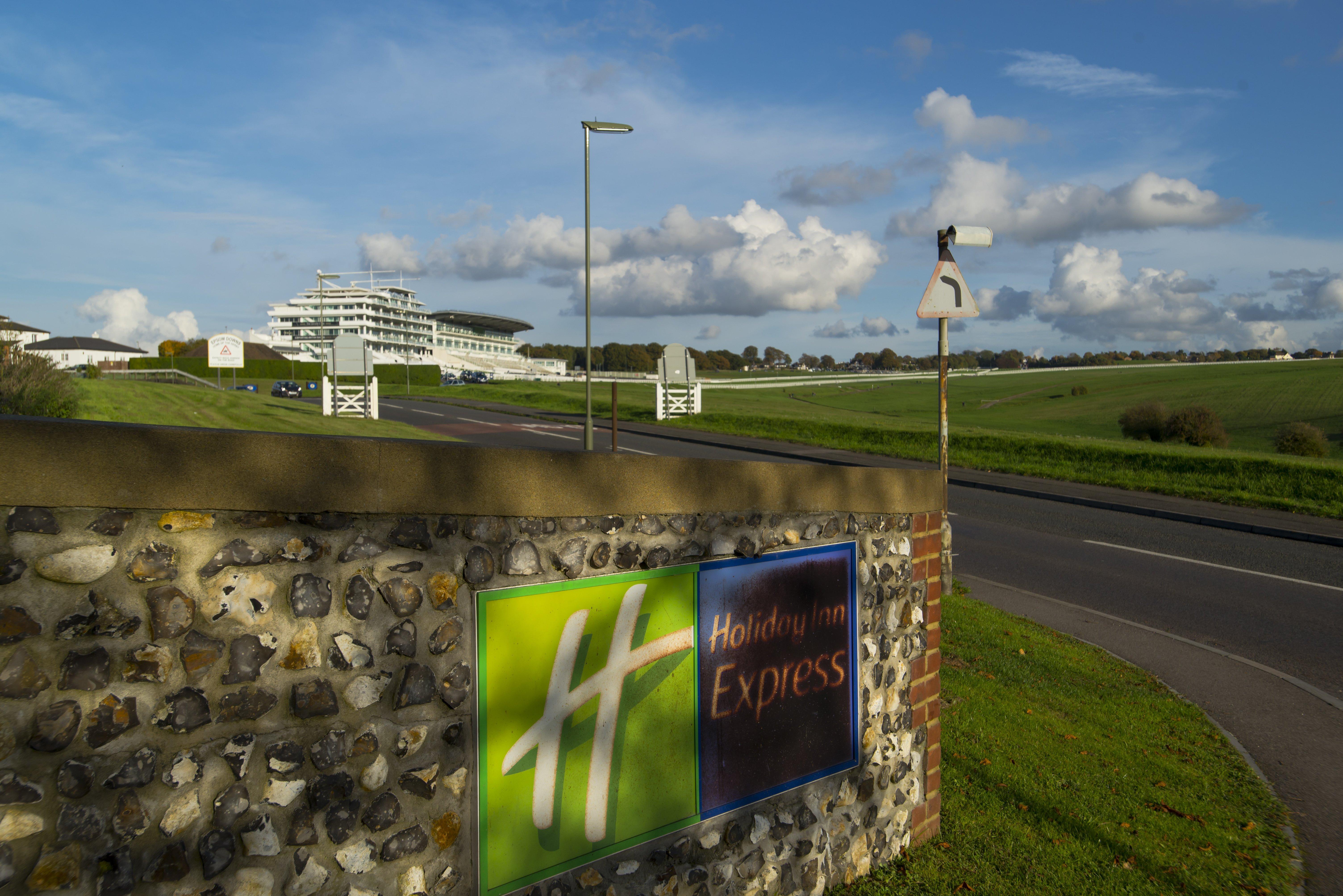 Holiday Inn Express London - Epsom Downs By Ihg Экстерьер фото