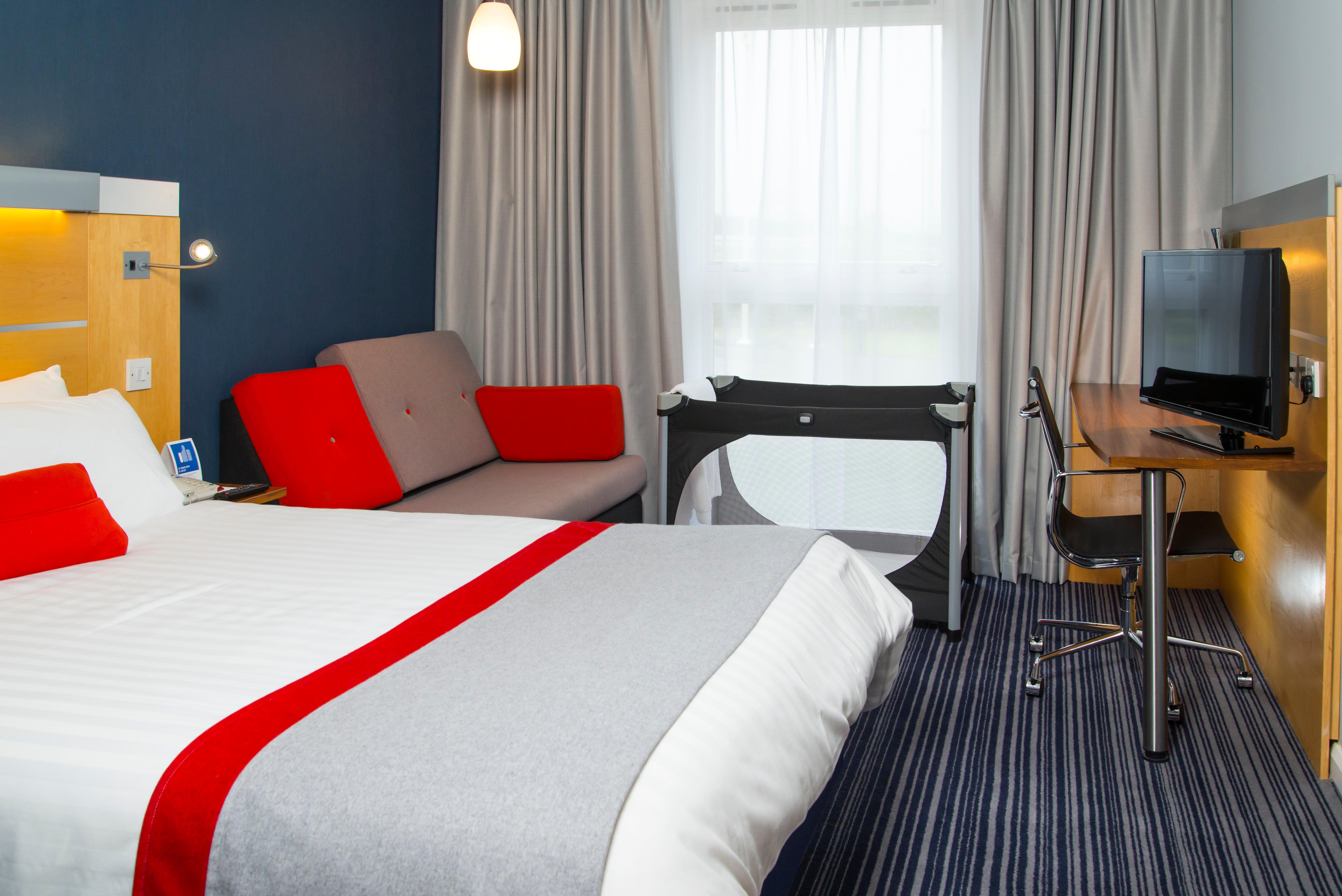 Holiday Inn Express London - Epsom Downs By Ihg Экстерьер фото