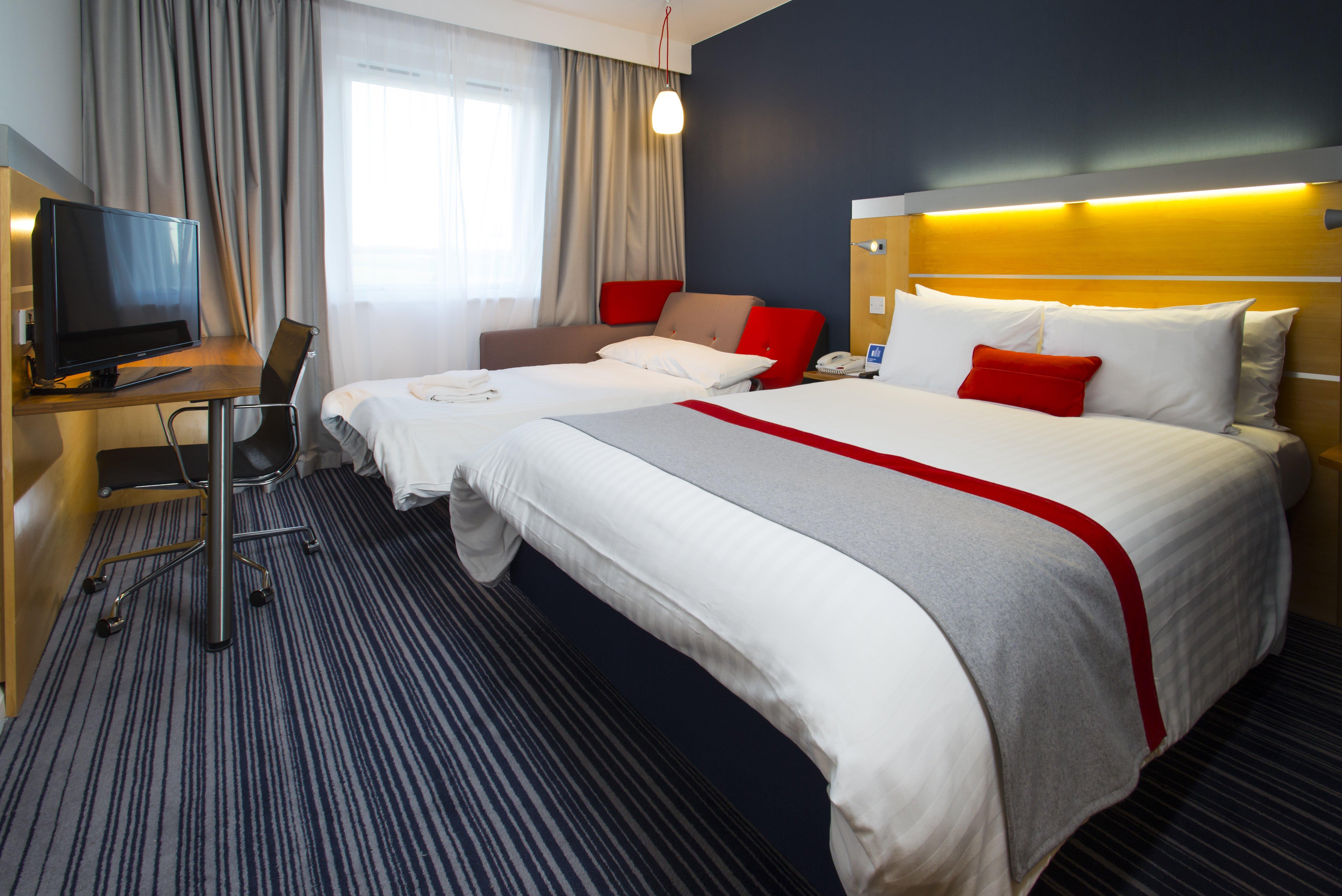 Holiday Inn Express London - Epsom Downs By Ihg Экстерьер фото