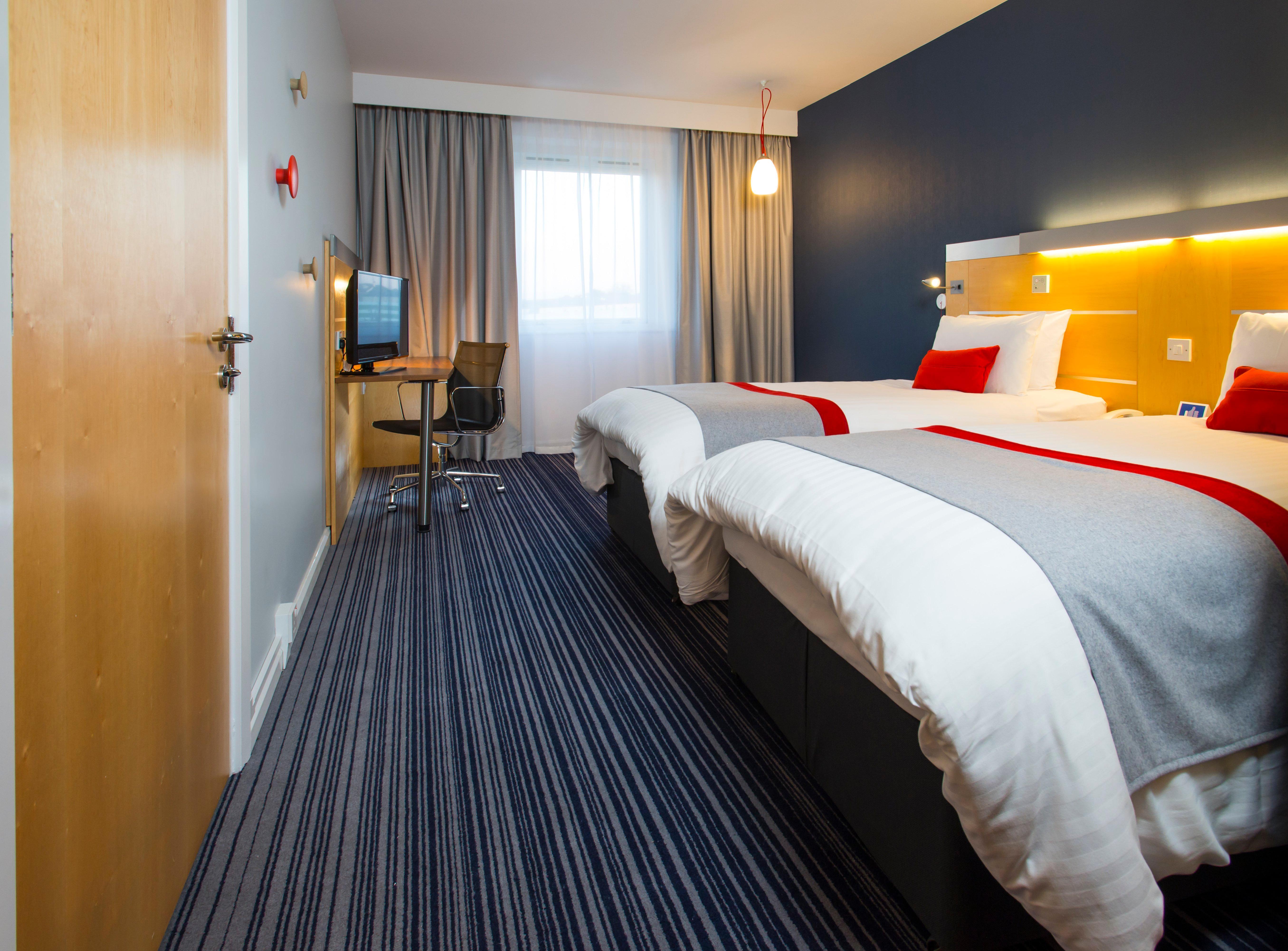 Holiday Inn Express London - Epsom Downs By Ihg Экстерьер фото