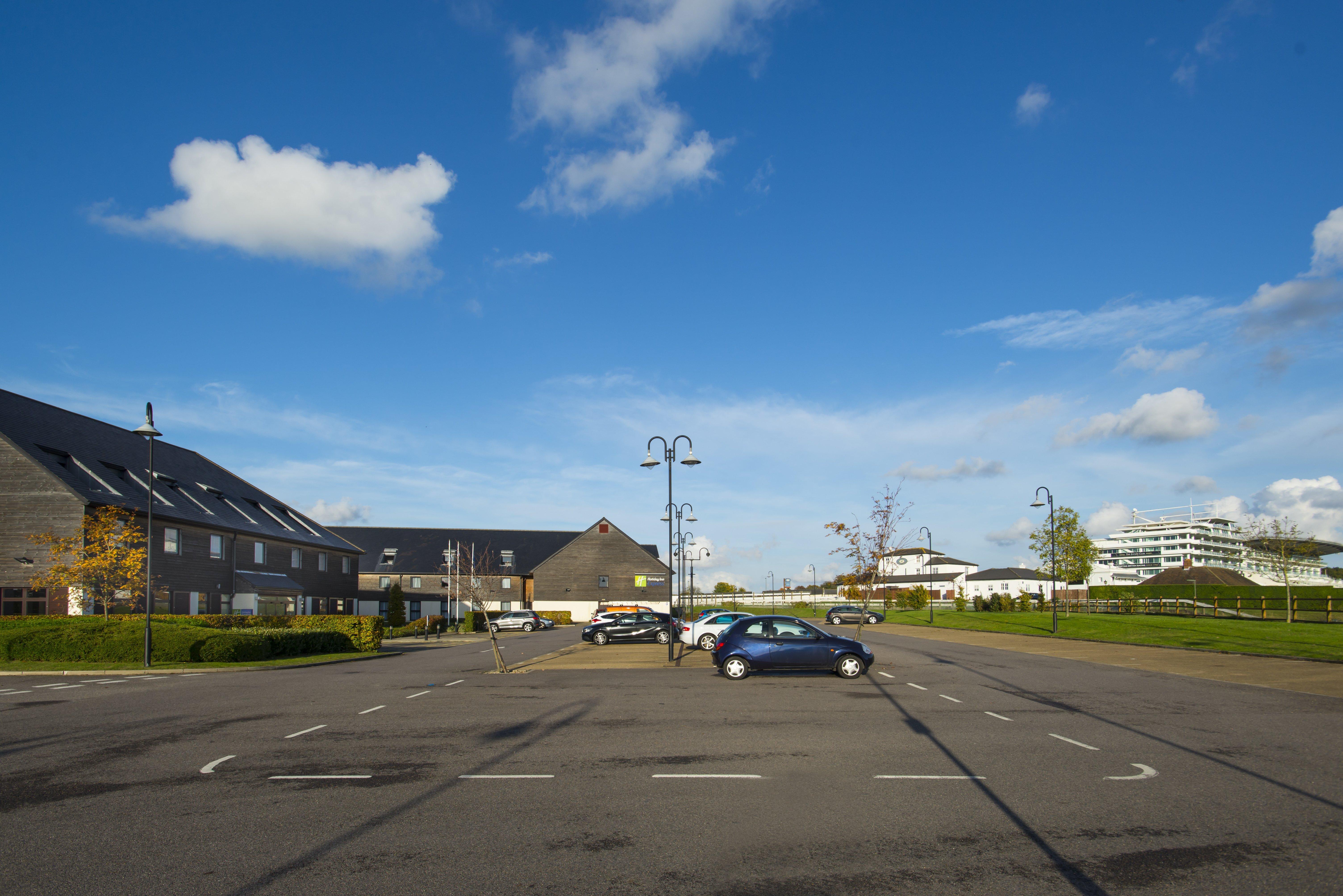 Holiday Inn Express London - Epsom Downs By Ihg Экстерьер фото