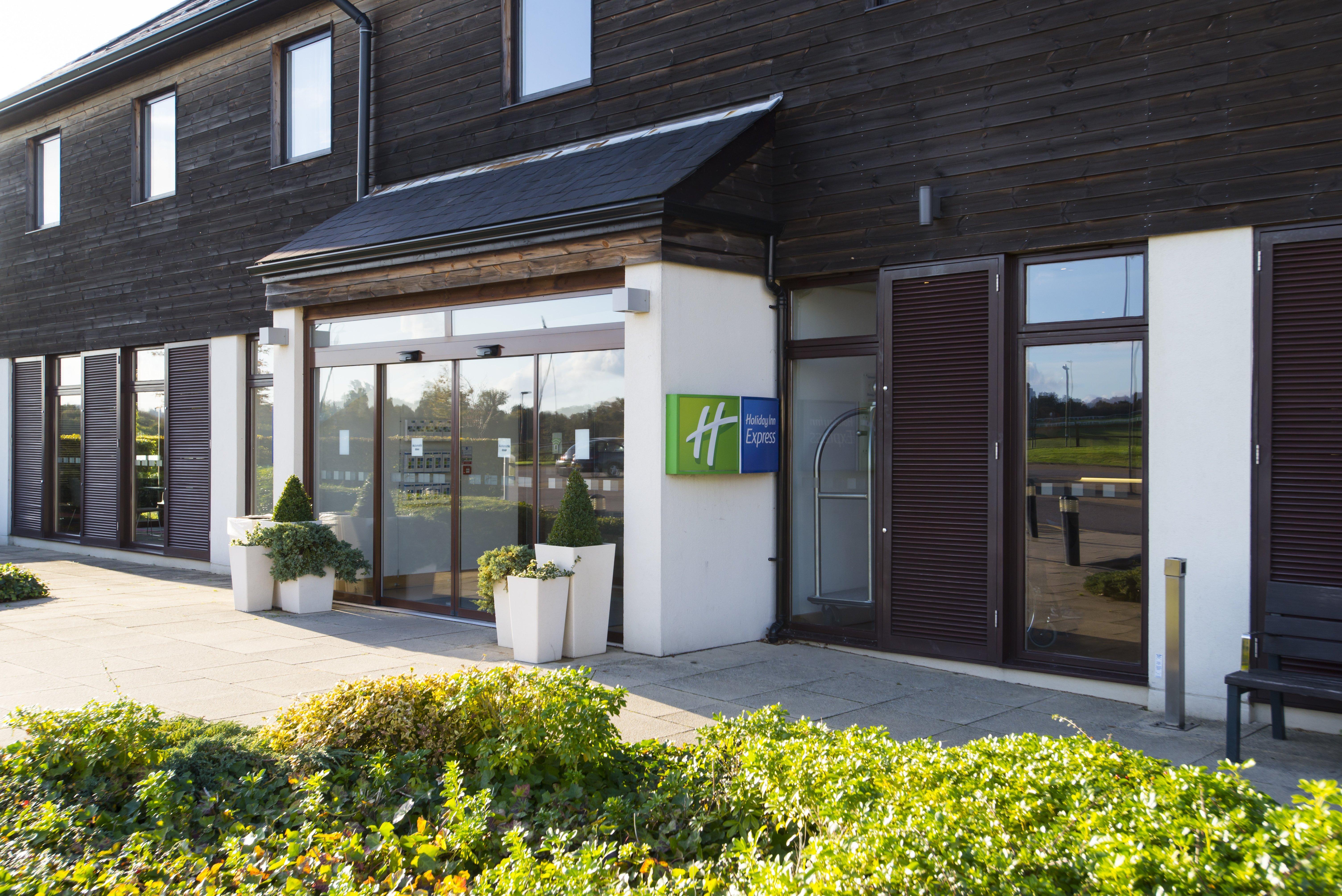 Holiday Inn Express London - Epsom Downs By Ihg Экстерьер фото