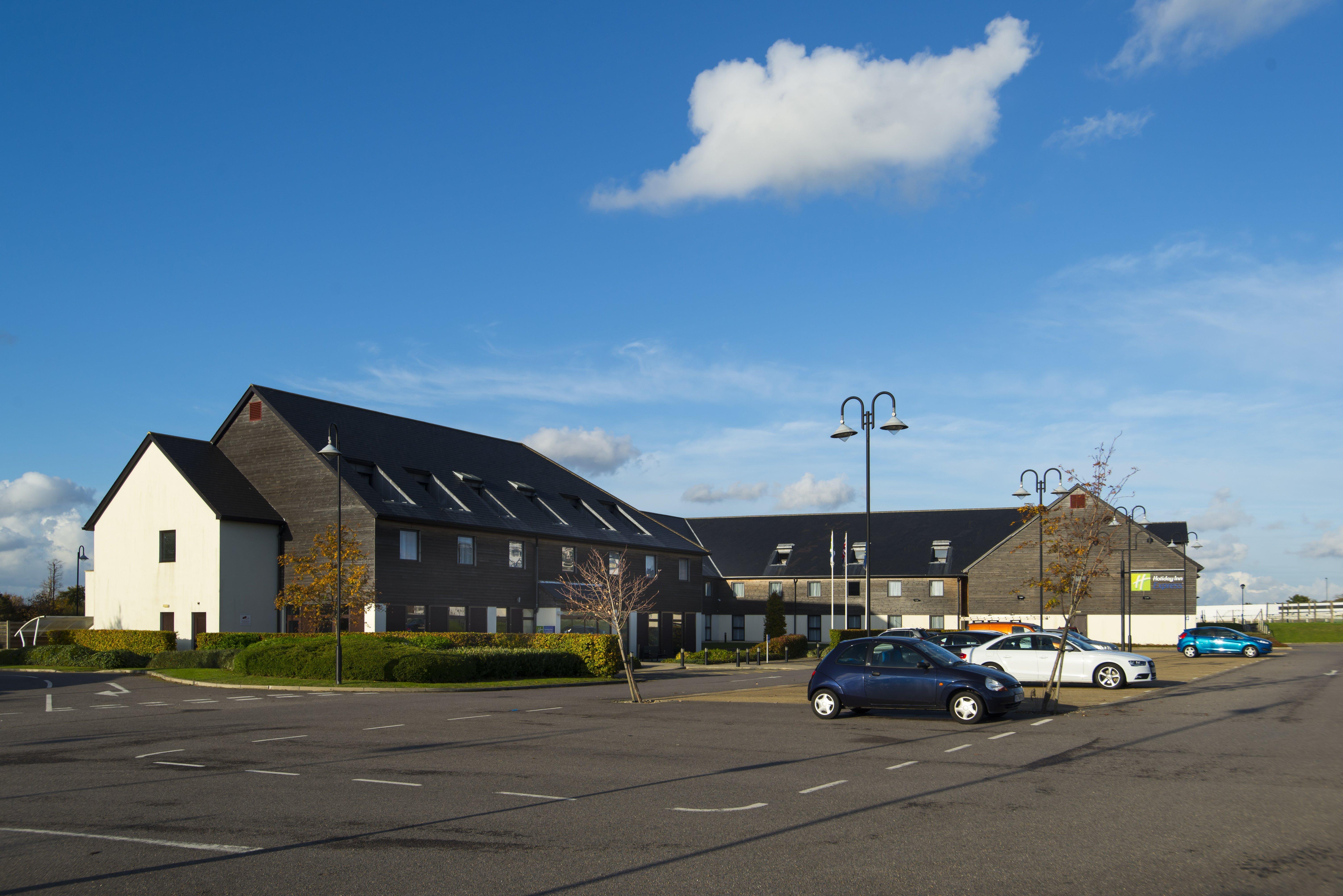 Holiday Inn Express London - Epsom Downs By Ihg Экстерьер фото