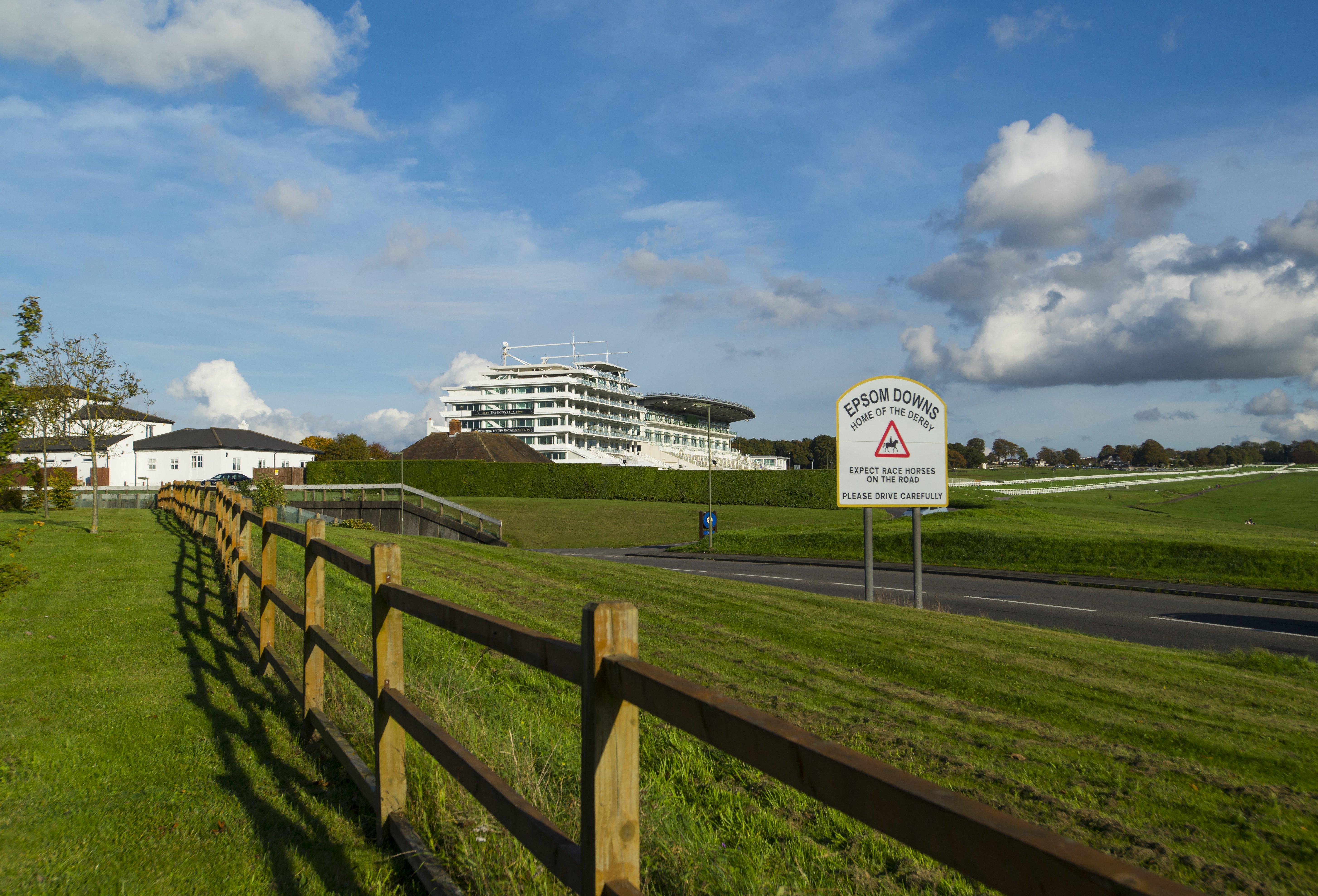 Holiday Inn Express London - Epsom Downs By Ihg Экстерьер фото