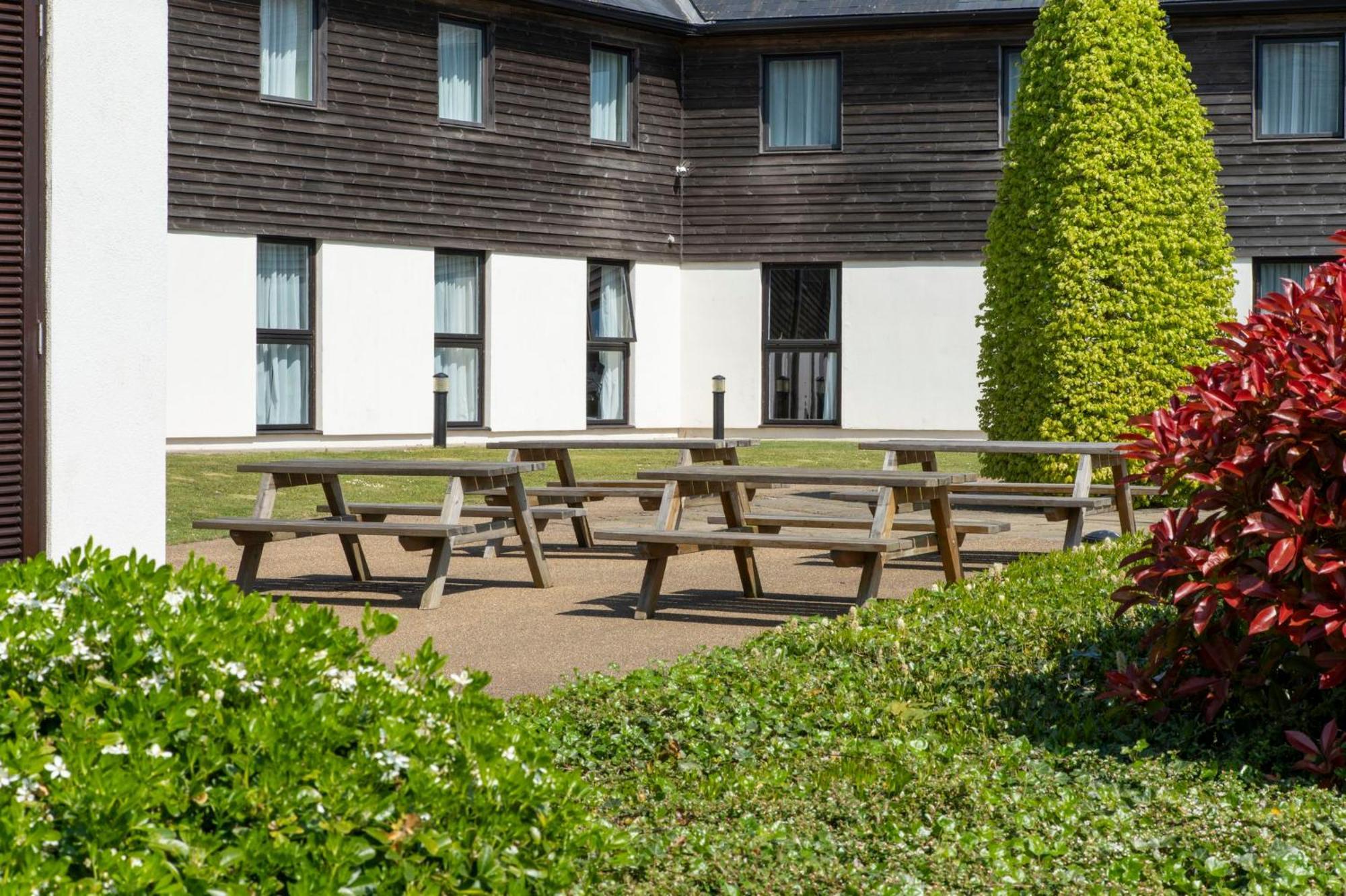 Holiday Inn Express London - Epsom Downs By Ihg Экстерьер фото