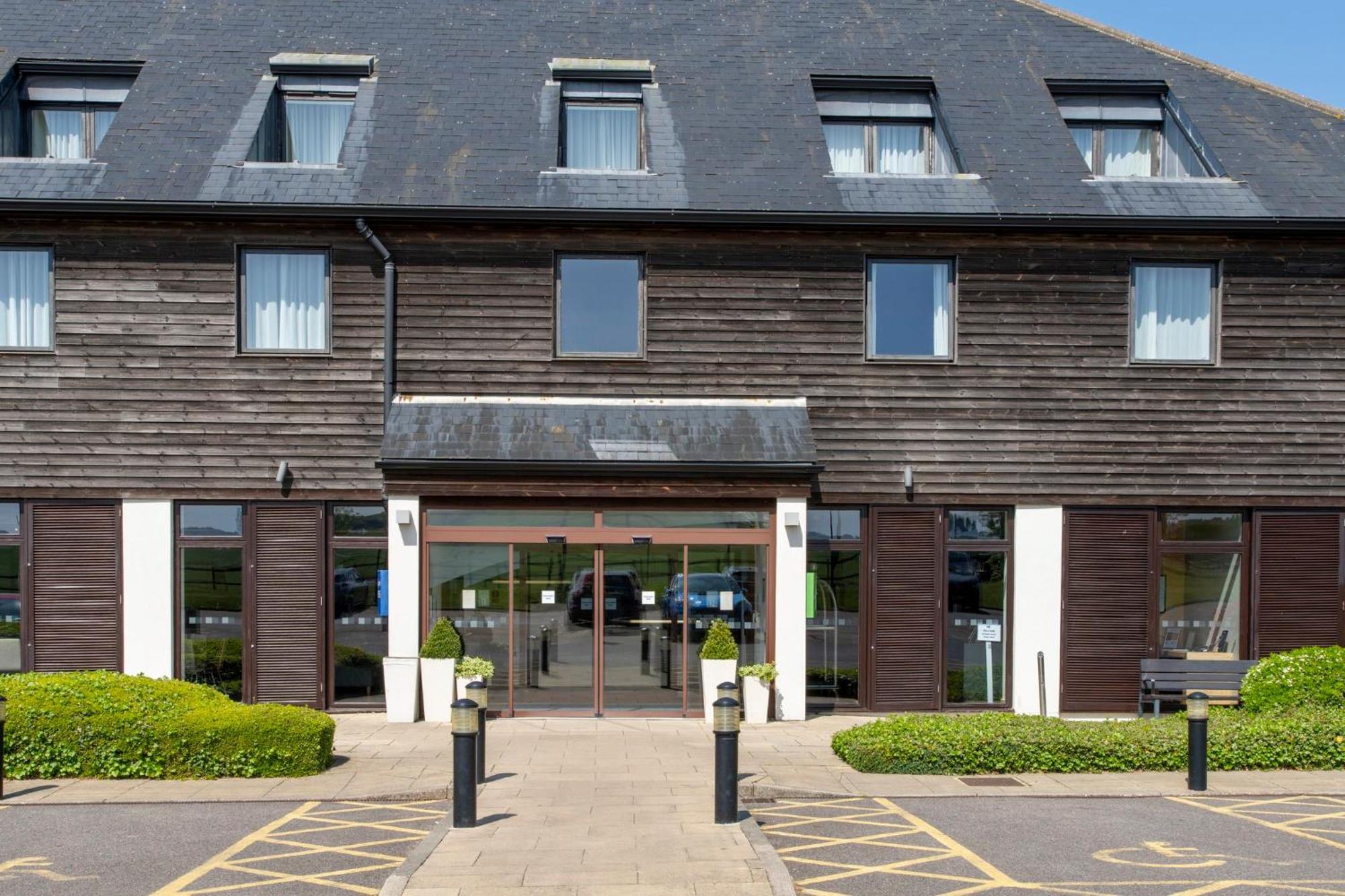 Holiday Inn Express London - Epsom Downs By Ihg Экстерьер фото