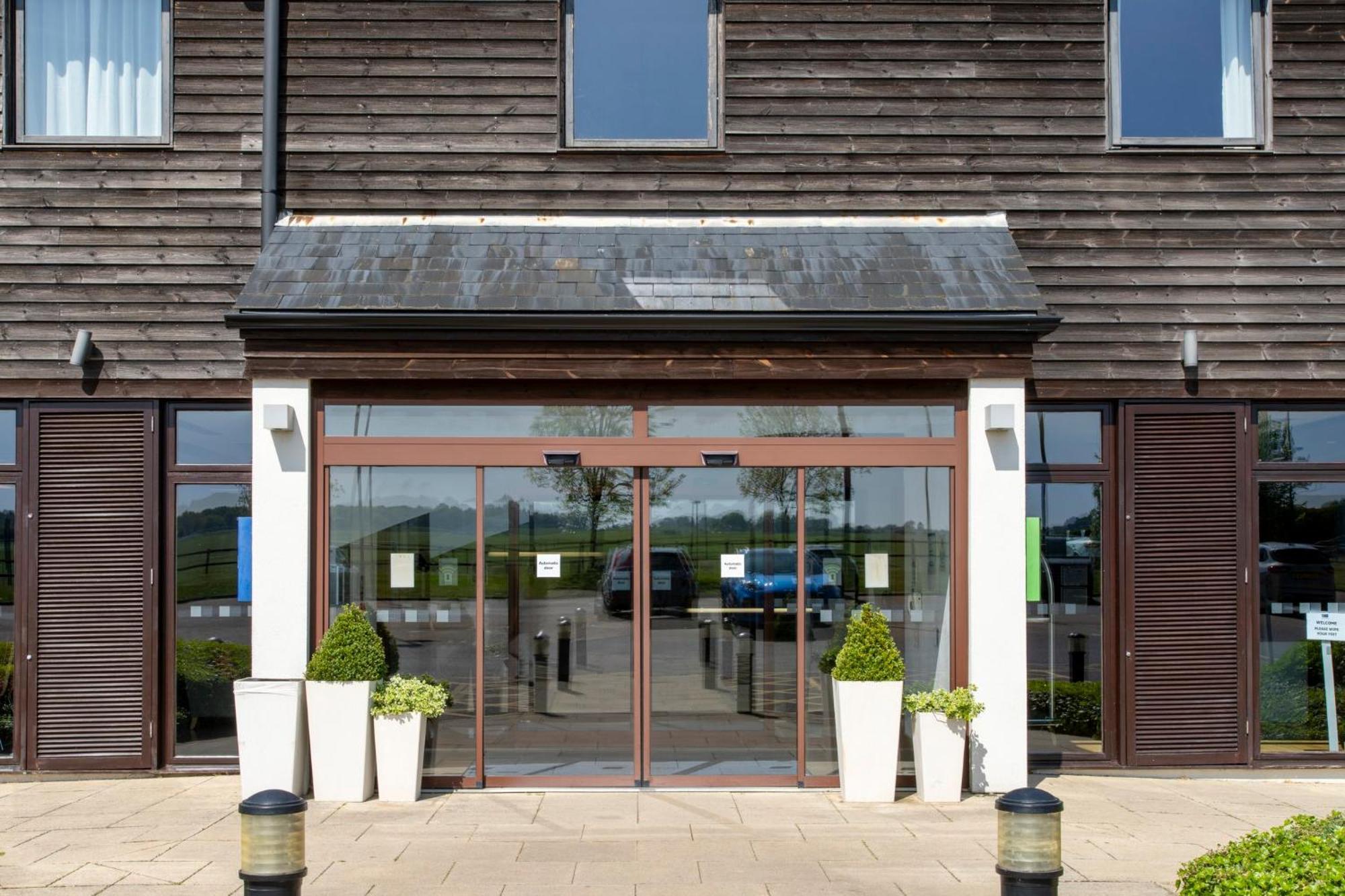Holiday Inn Express London - Epsom Downs By Ihg Экстерьер фото