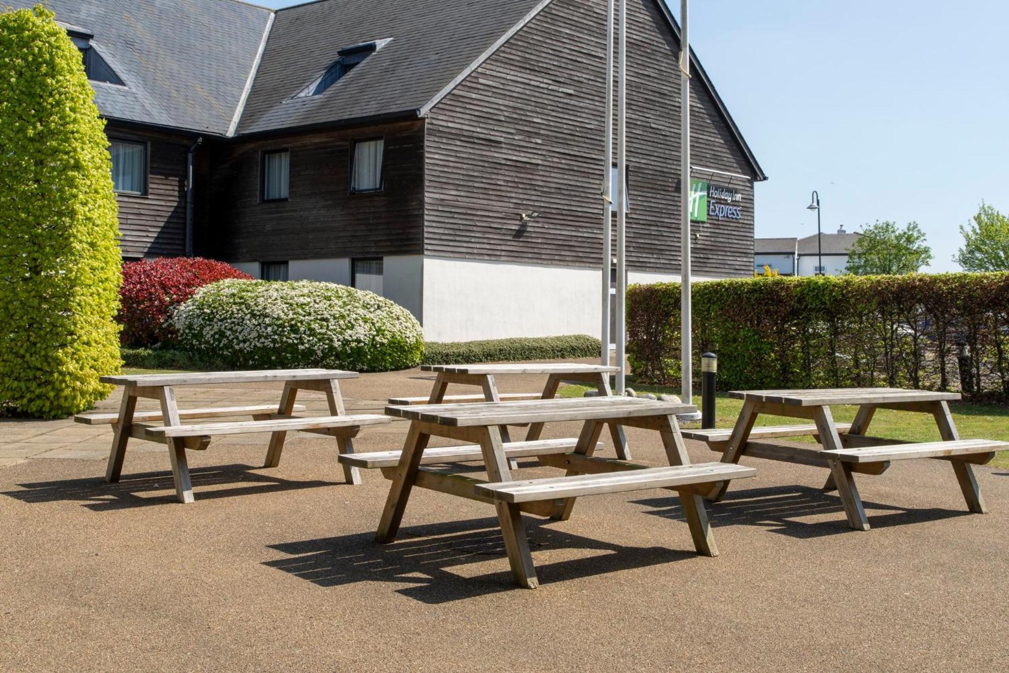 Holiday Inn Express London - Epsom Downs By Ihg Экстерьер фото