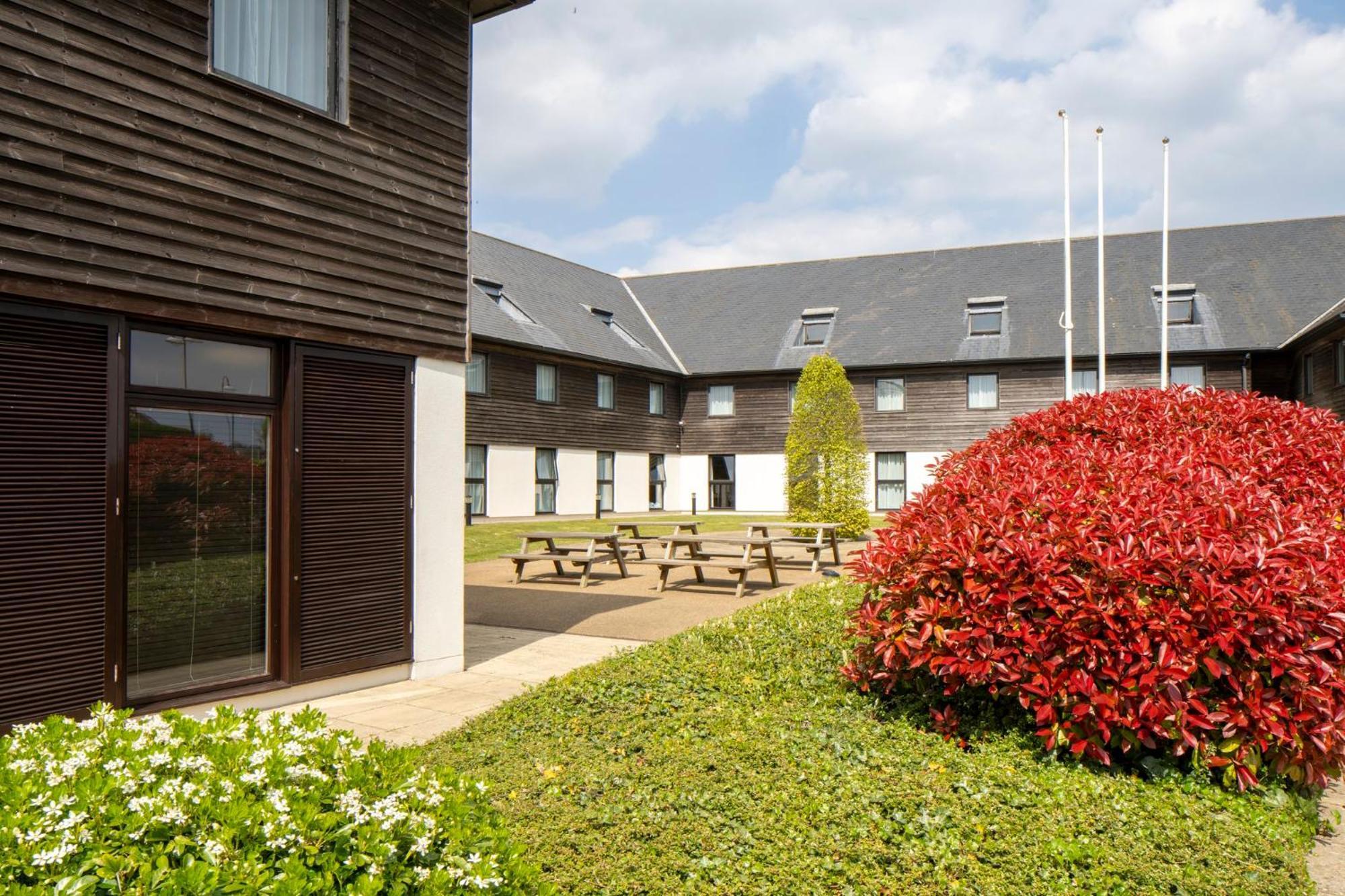 Holiday Inn Express London - Epsom Downs By Ihg Экстерьер фото