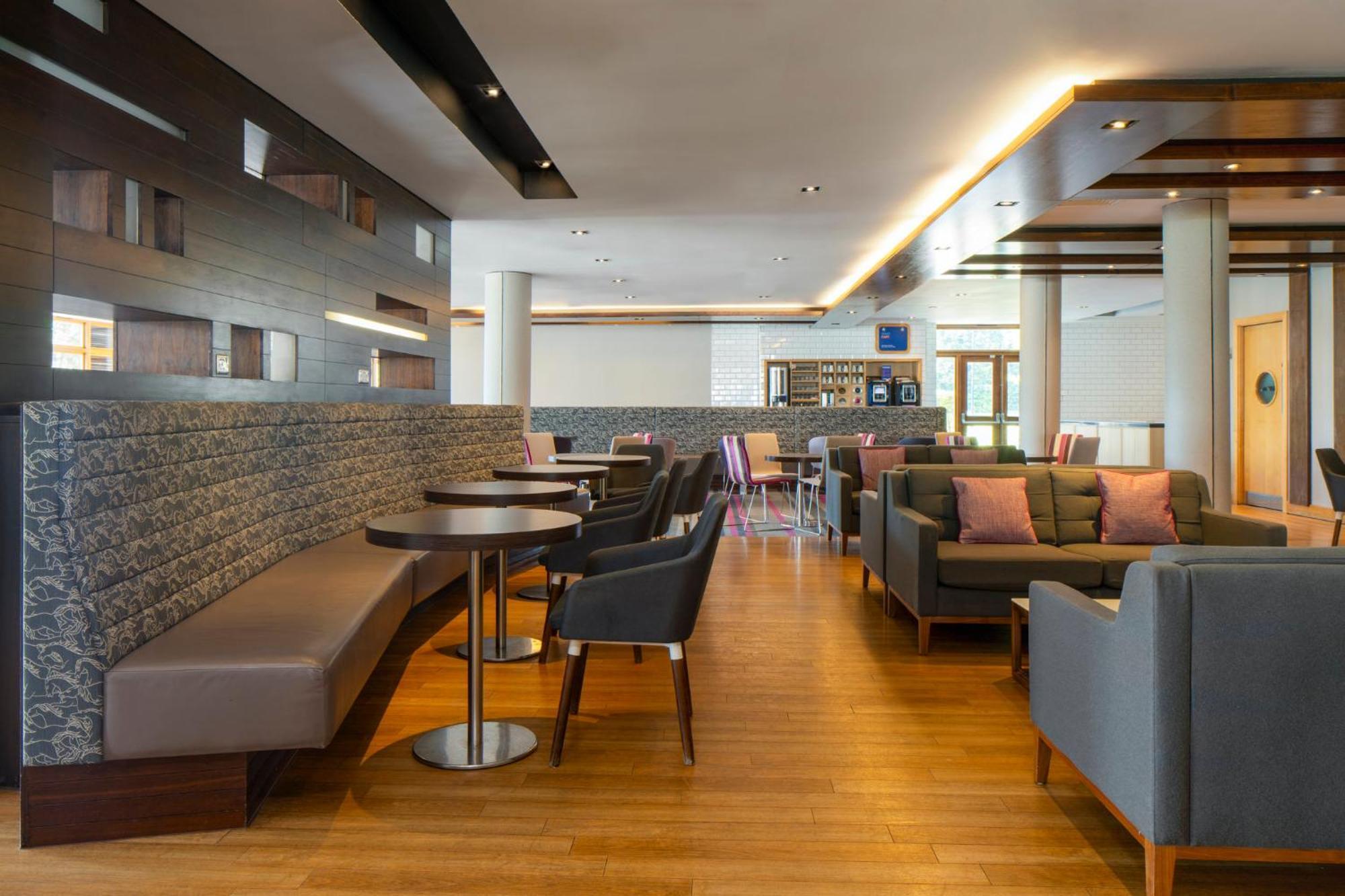 Holiday Inn Express London - Epsom Downs By Ihg Экстерьер фото