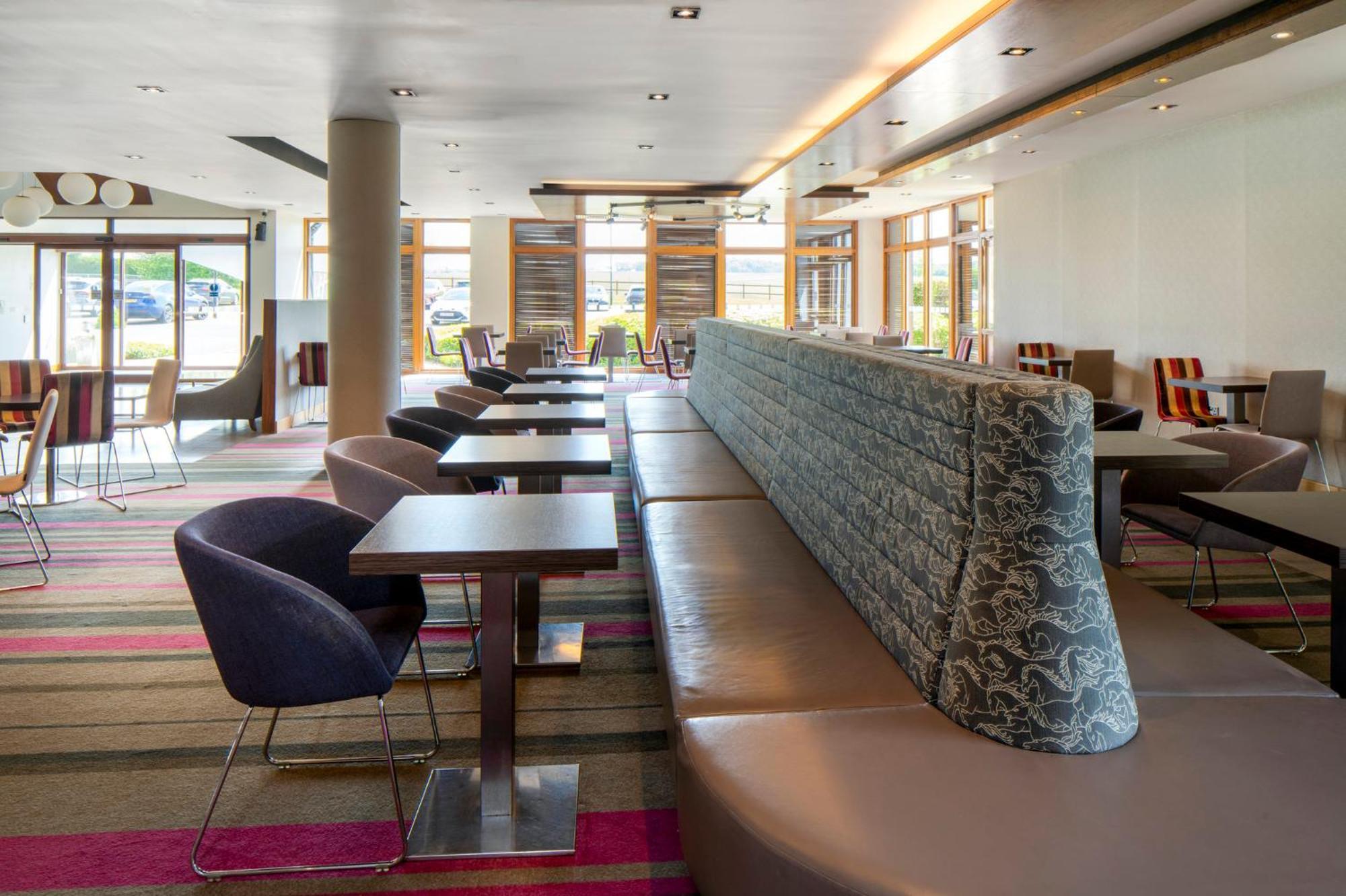 Holiday Inn Express London - Epsom Downs By Ihg Экстерьер фото
