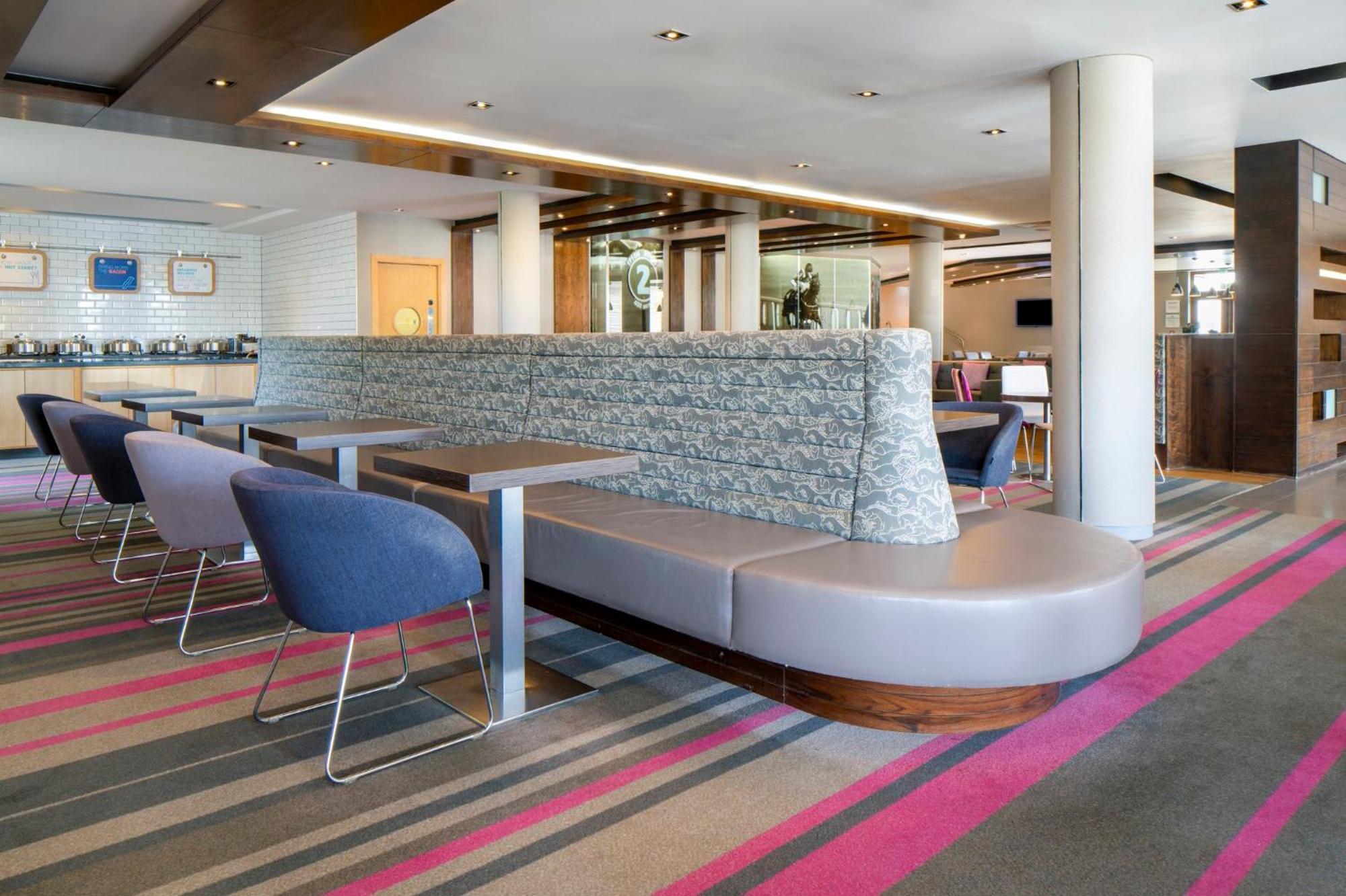 Holiday Inn Express London - Epsom Downs By Ihg Экстерьер фото