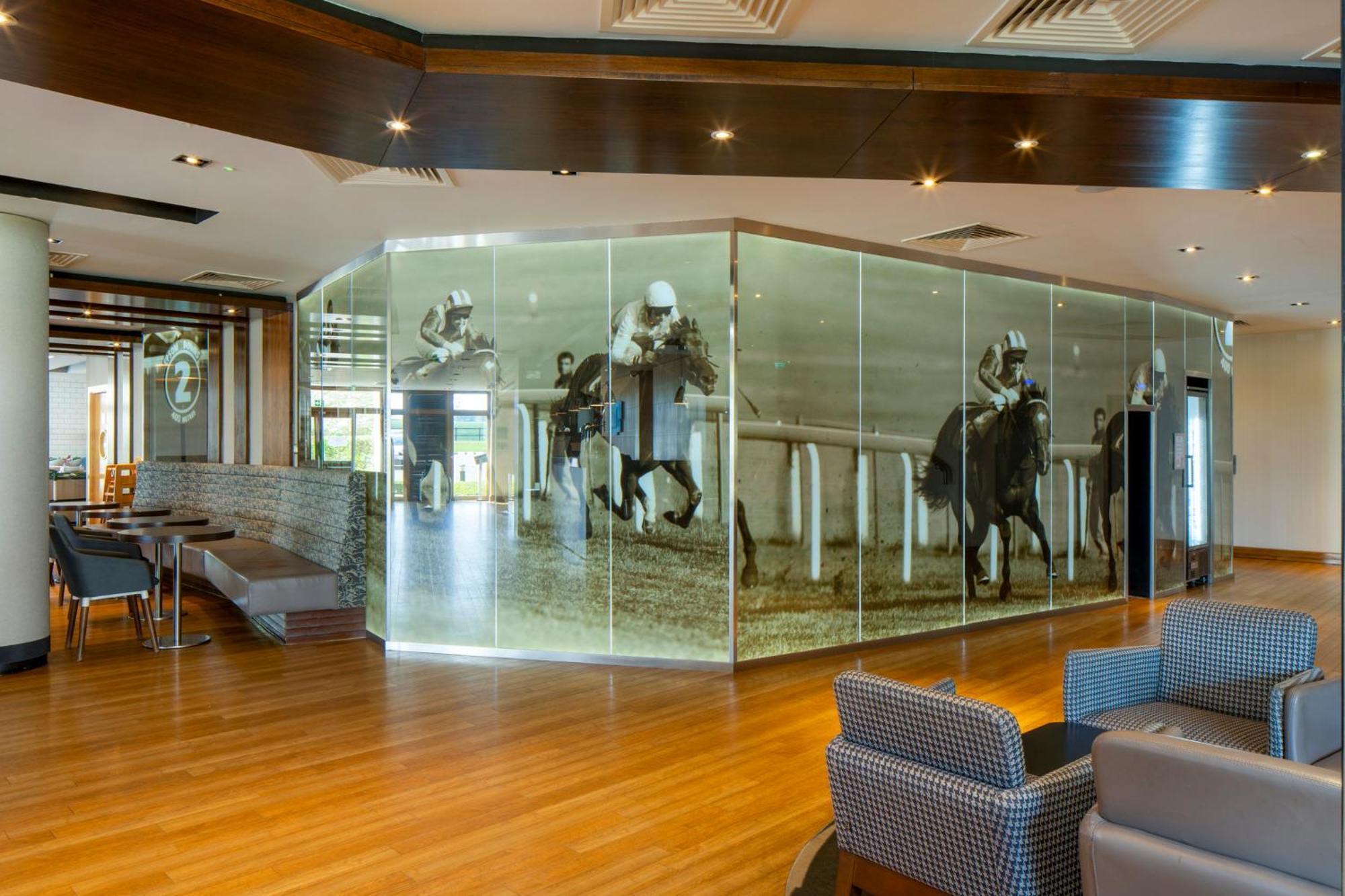 Holiday Inn Express London - Epsom Downs By Ihg Экстерьер фото