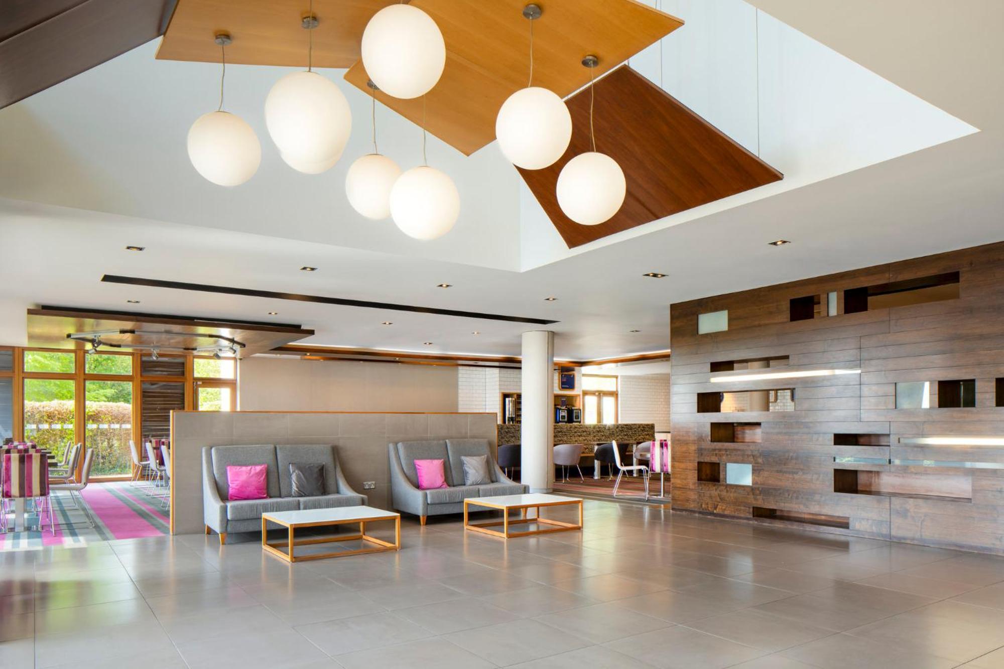 Holiday Inn Express London - Epsom Downs By Ihg Экстерьер фото