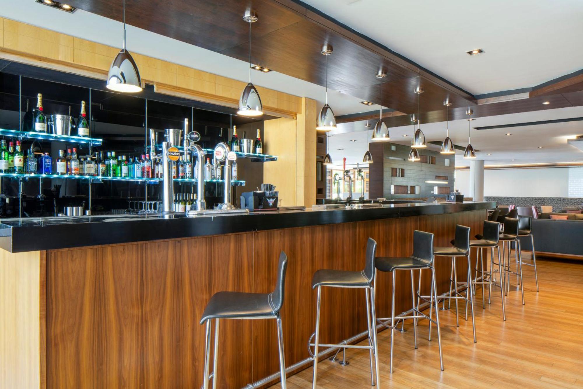 Holiday Inn Express London - Epsom Downs By Ihg Экстерьер фото