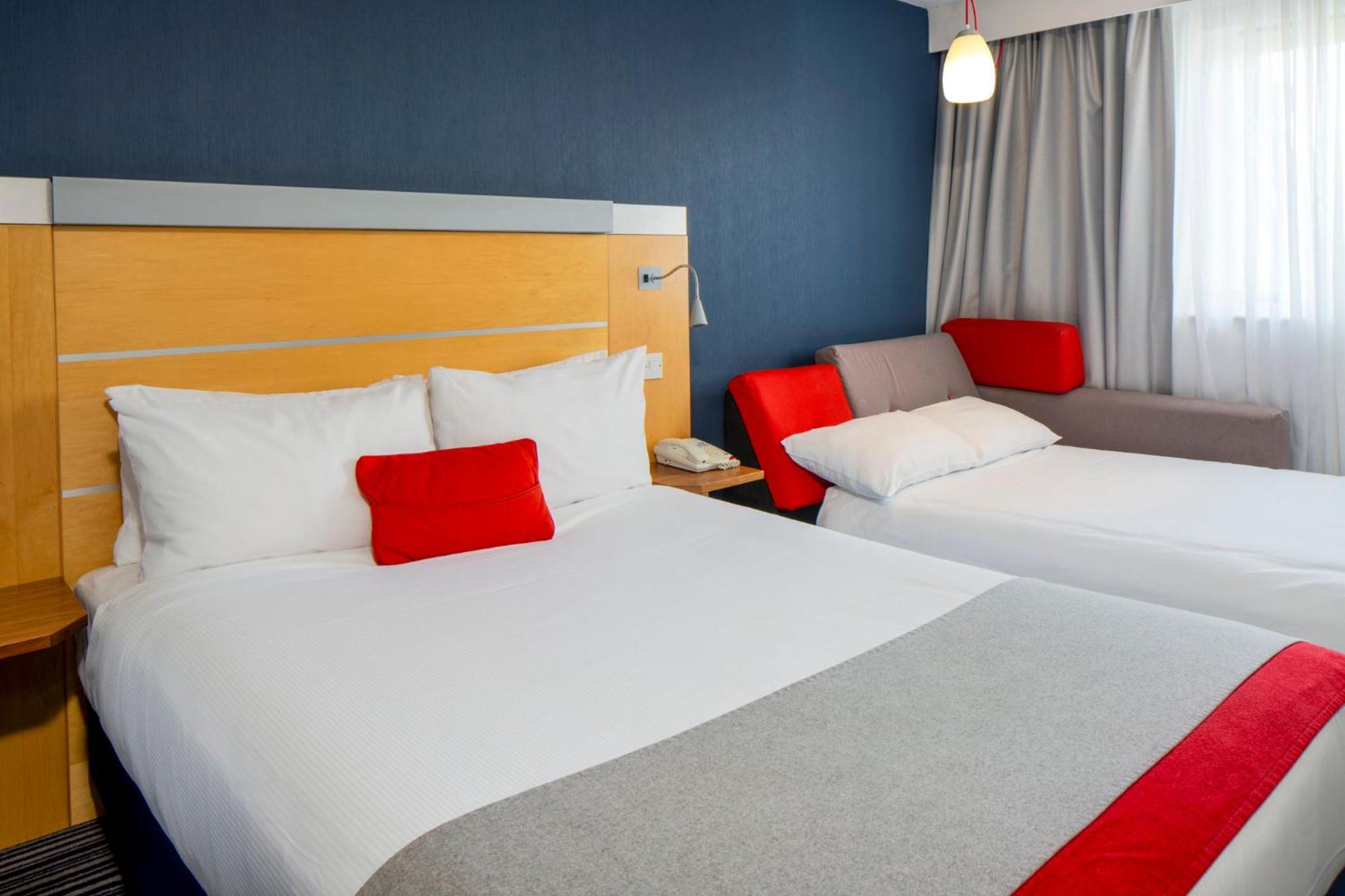 Holiday Inn Express London - Epsom Downs By Ihg Экстерьер фото