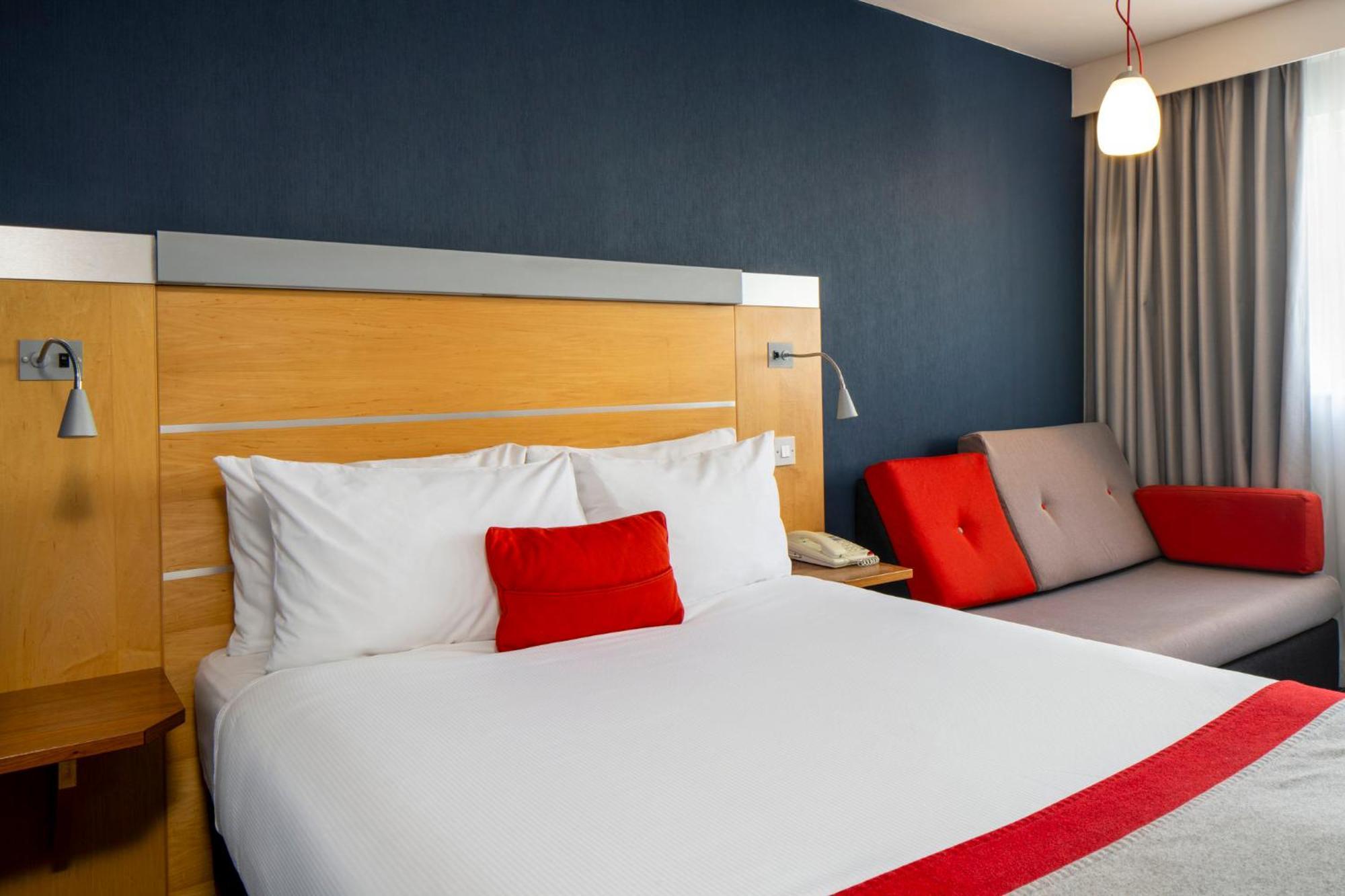 Holiday Inn Express London - Epsom Downs By Ihg Экстерьер фото