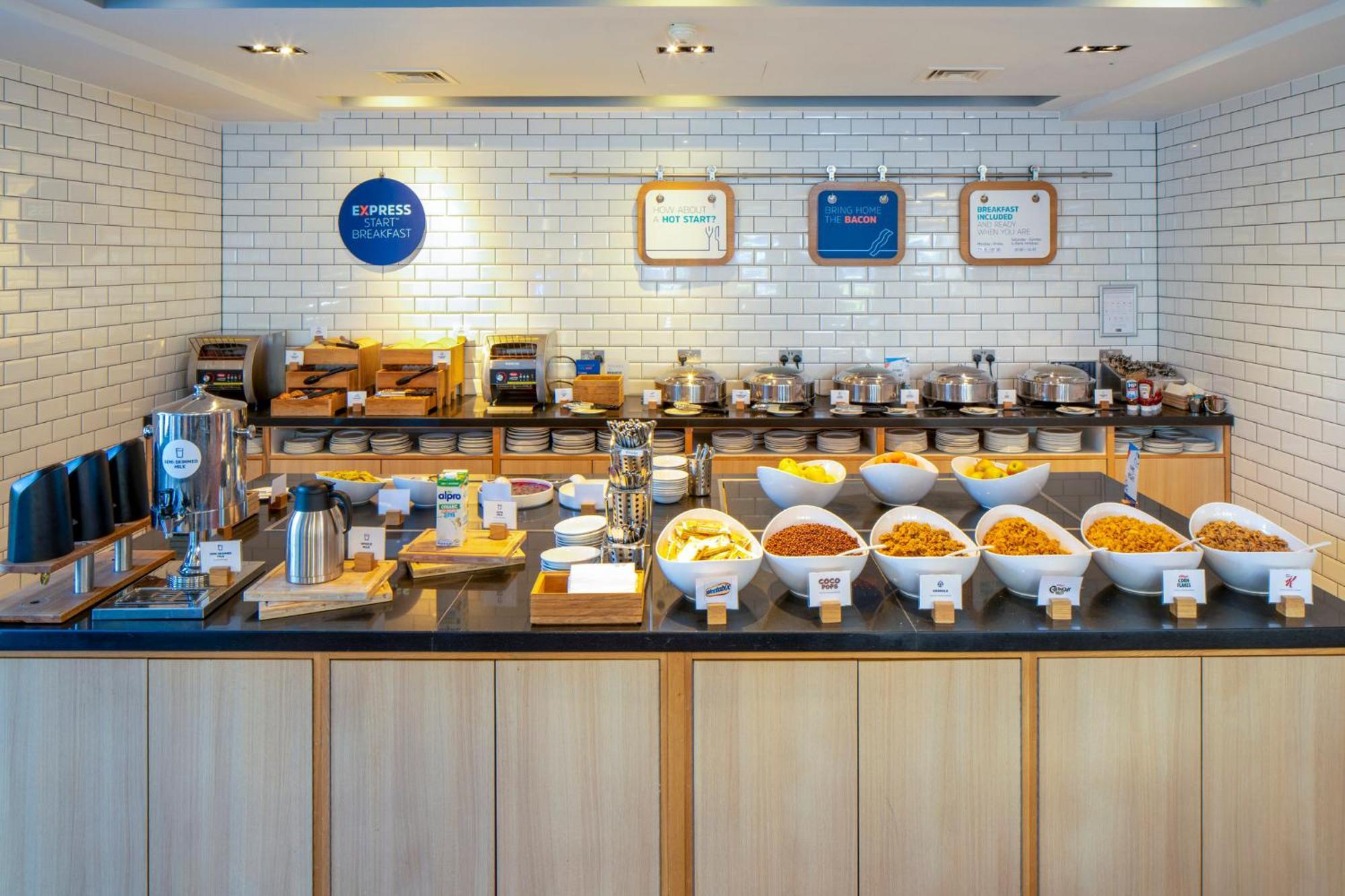 Holiday Inn Express London - Epsom Downs By Ihg Экстерьер фото